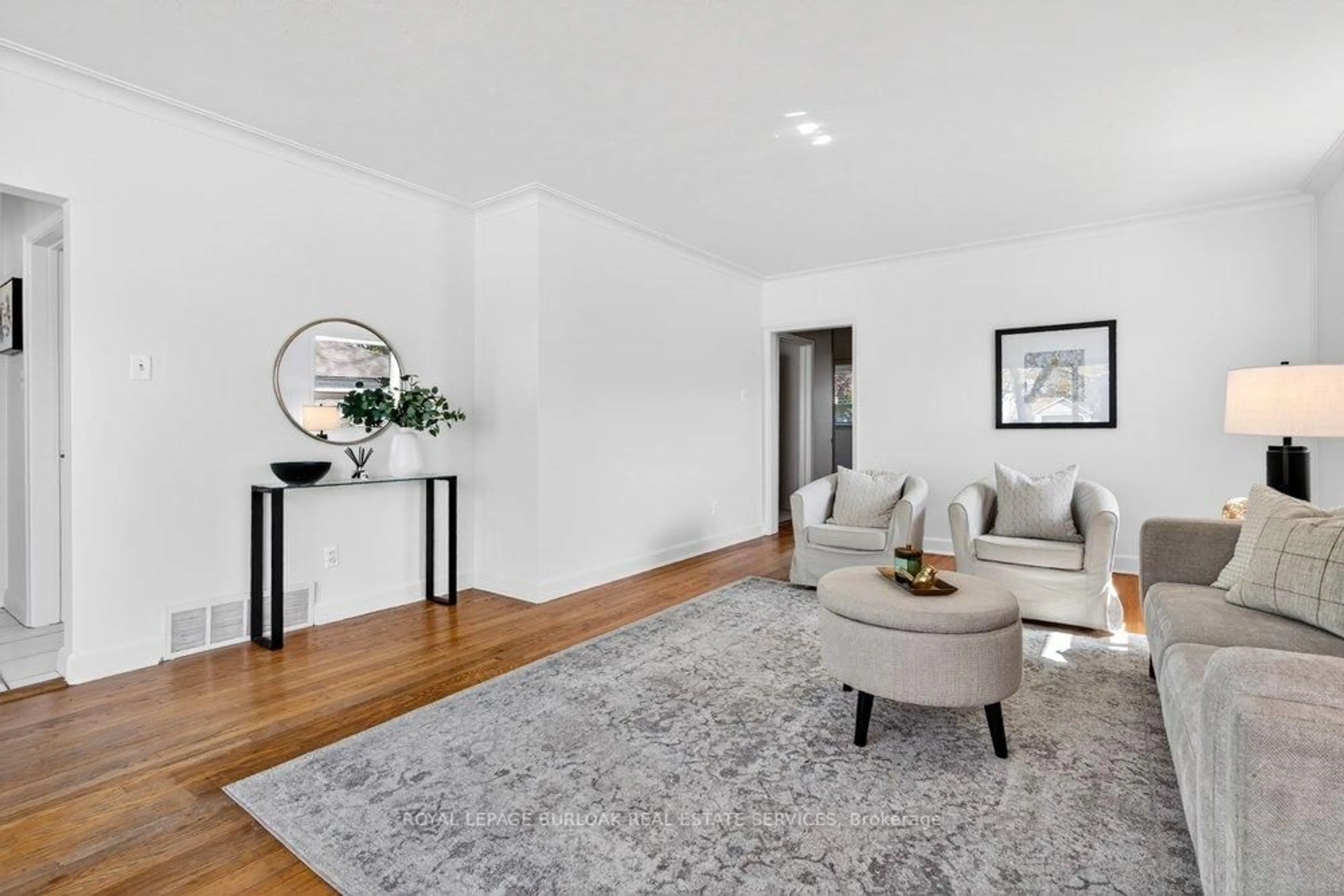 Living room with furniture, unknown for 669 Drury Lane, Burlington Ontario L7R 2X8
