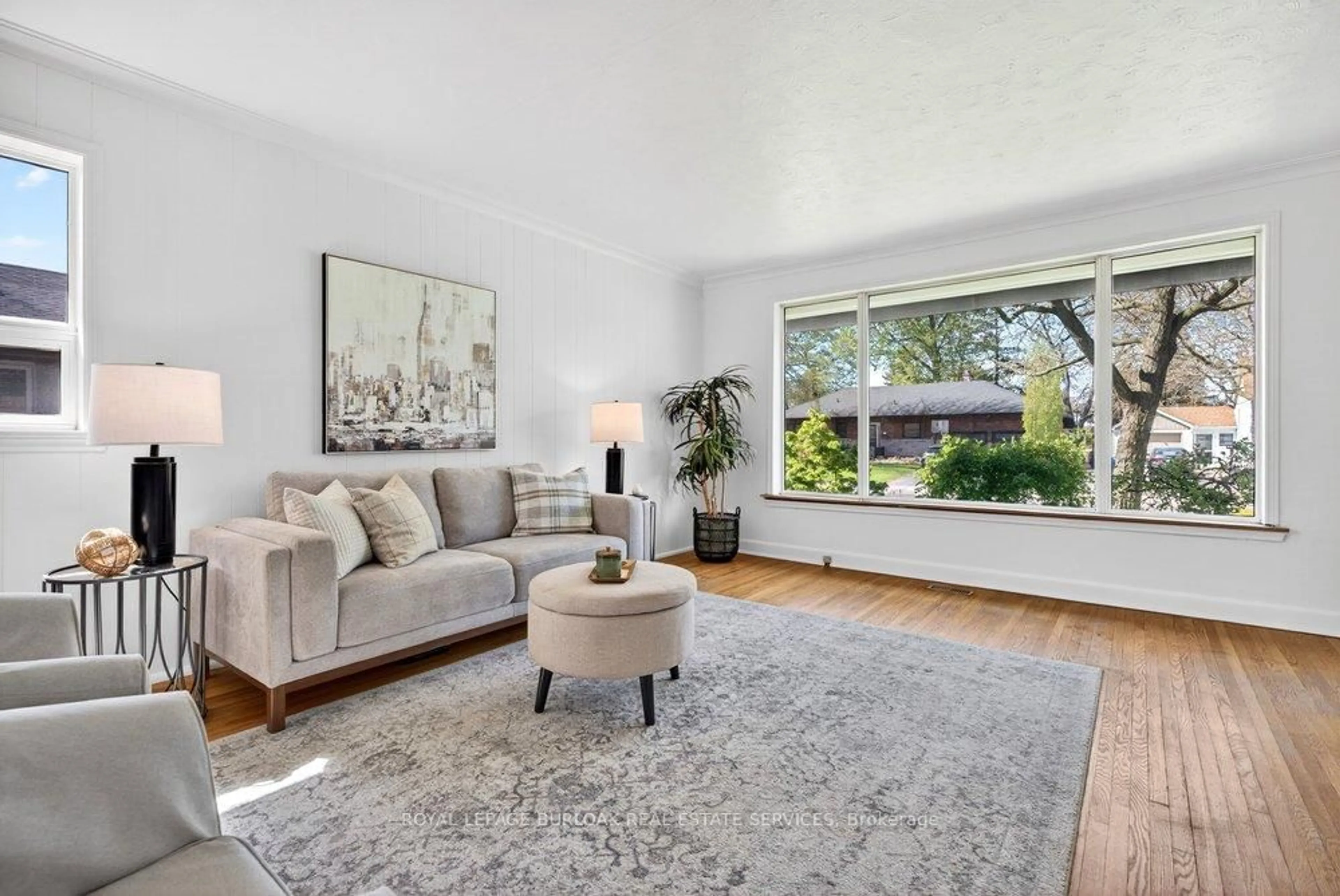 Living room with furniture, unknown for 669 Drury Lane, Burlington Ontario L7R 2X8