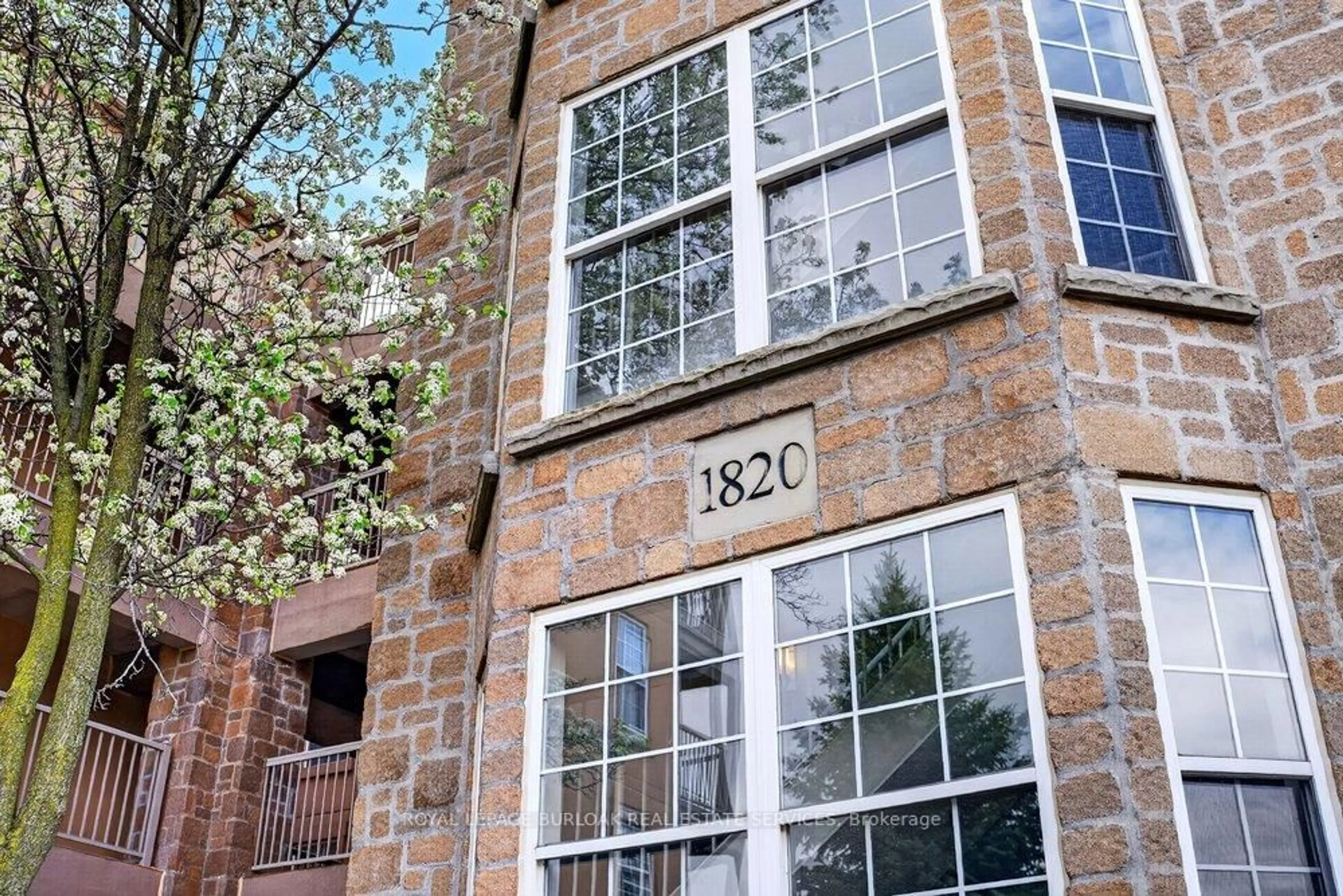 Home with brick exterior material, building for 1820 Walker's Line #403, Burlington Ontario L7M 4V4