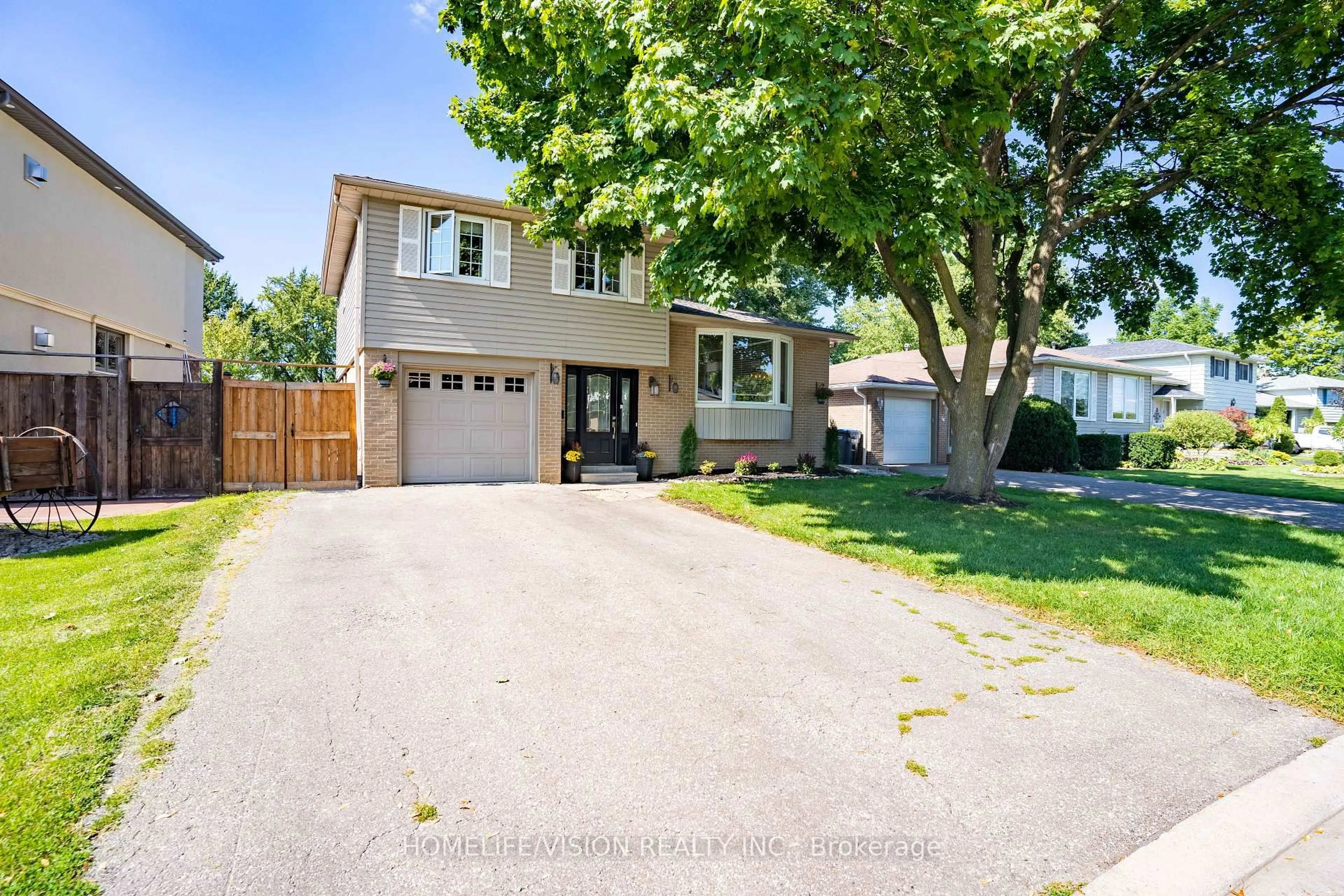 A pic from outside/outdoor area/front of a property/back of a property/a pic from drone, street for 16 Palgrave Cres, Brampton Ontario L6W 1C9