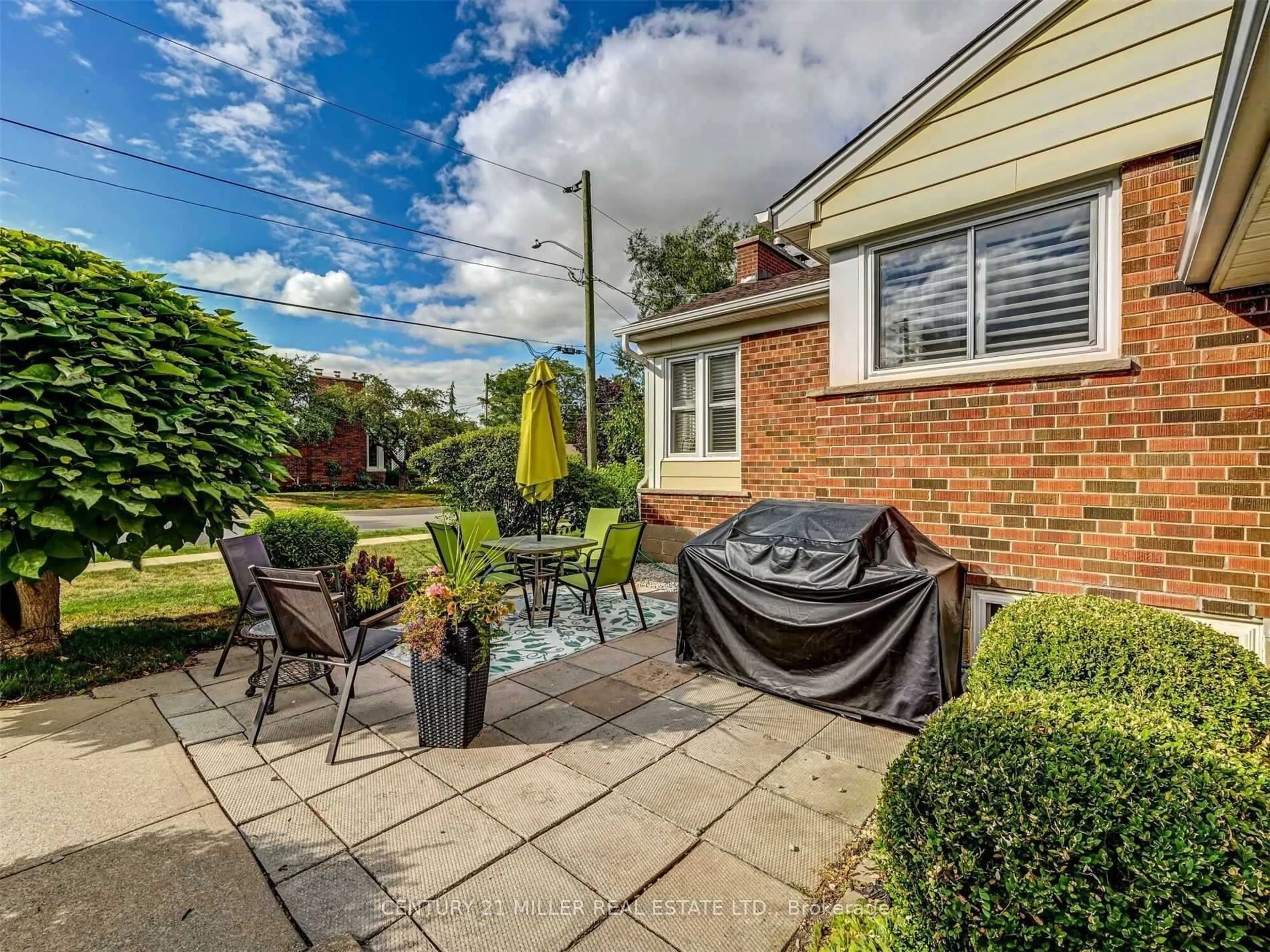 Patio, street for 248 Kingsleigh Crt, Milton Ontario L9T 1X7