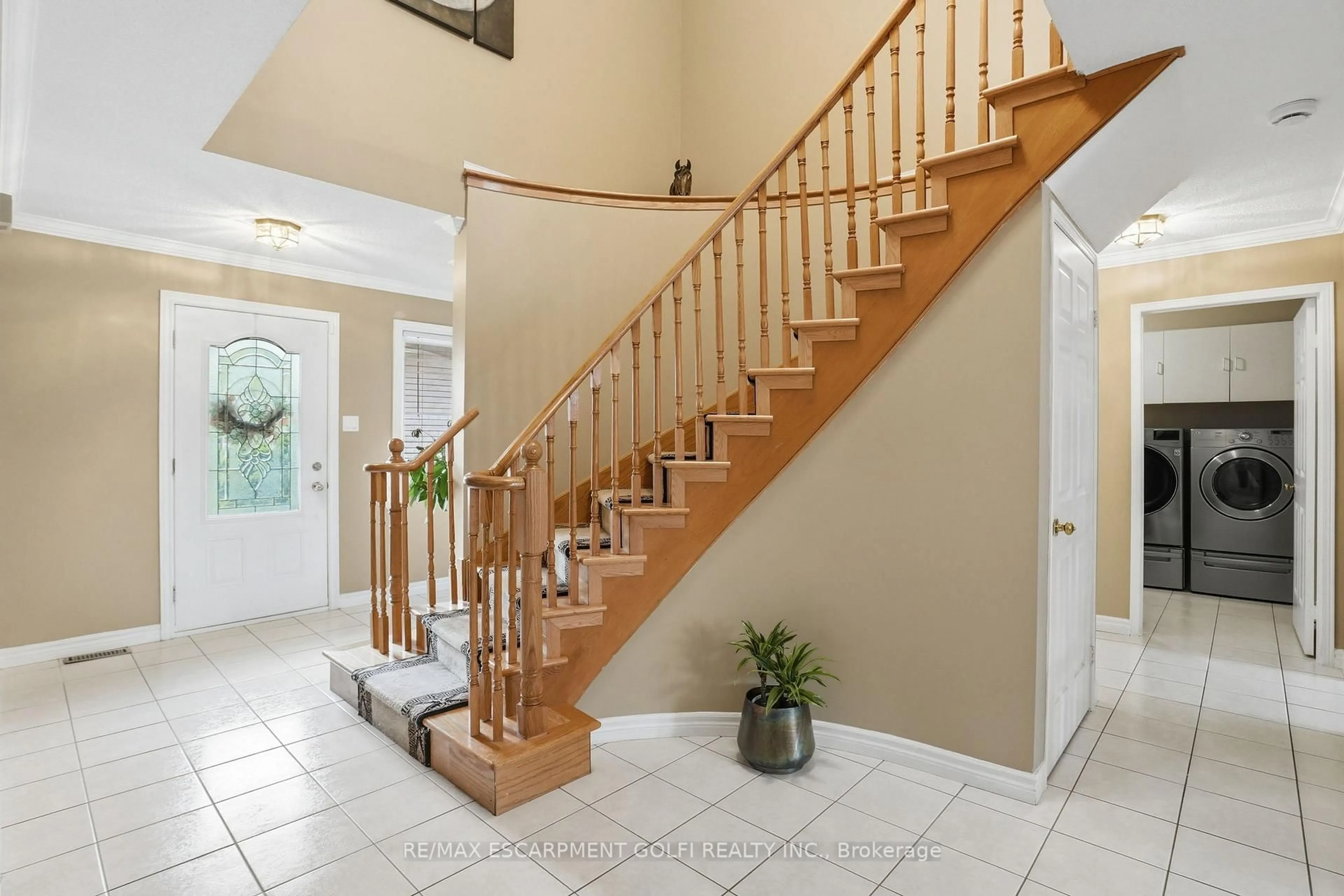 Indoor entryway for 3277 Folkway Dr, Burlington Ontario L7M 3J2