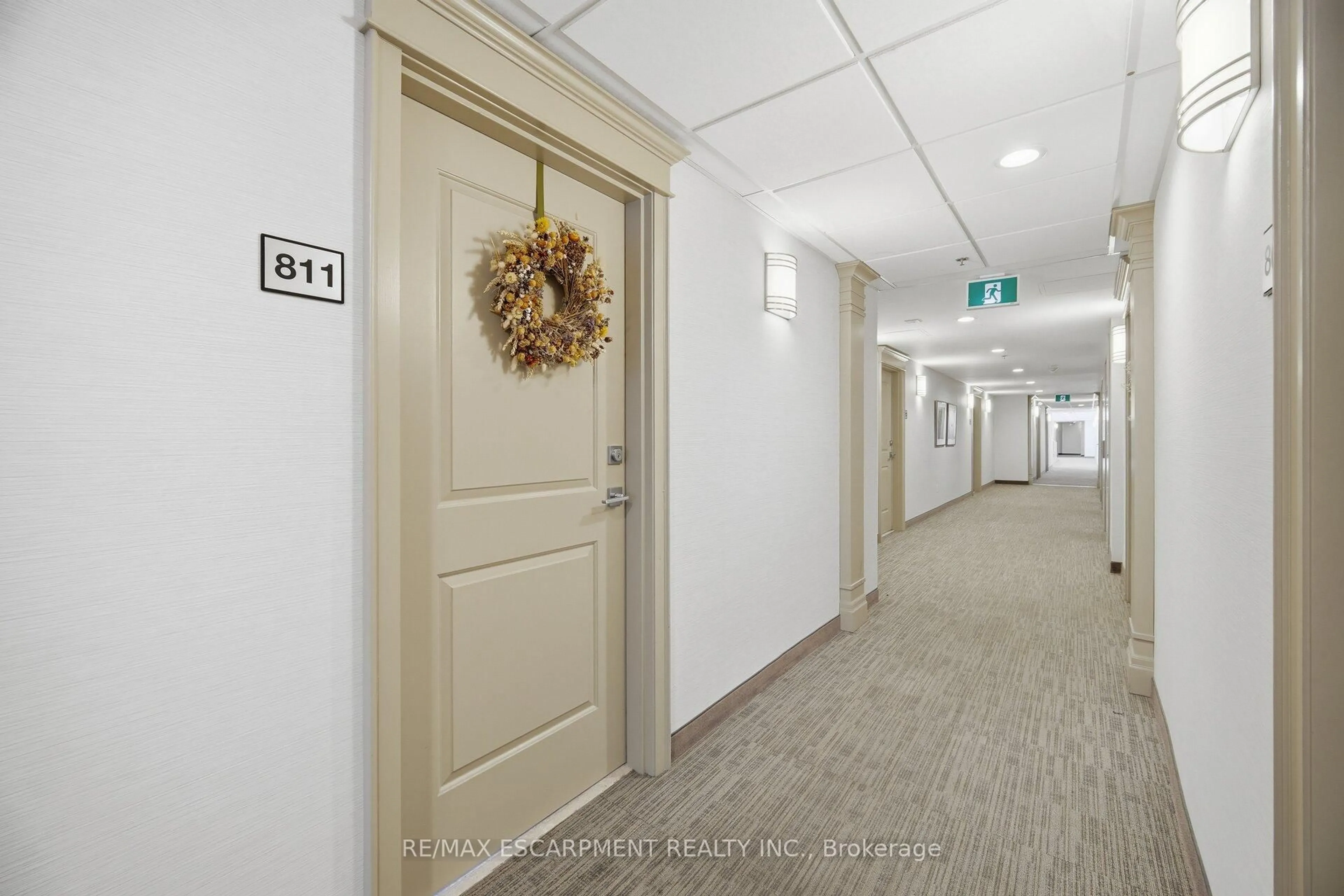 Indoor foyer for 2486 Old Bronte Rd #PH #811, Oakville Ontario L6M 0Y4