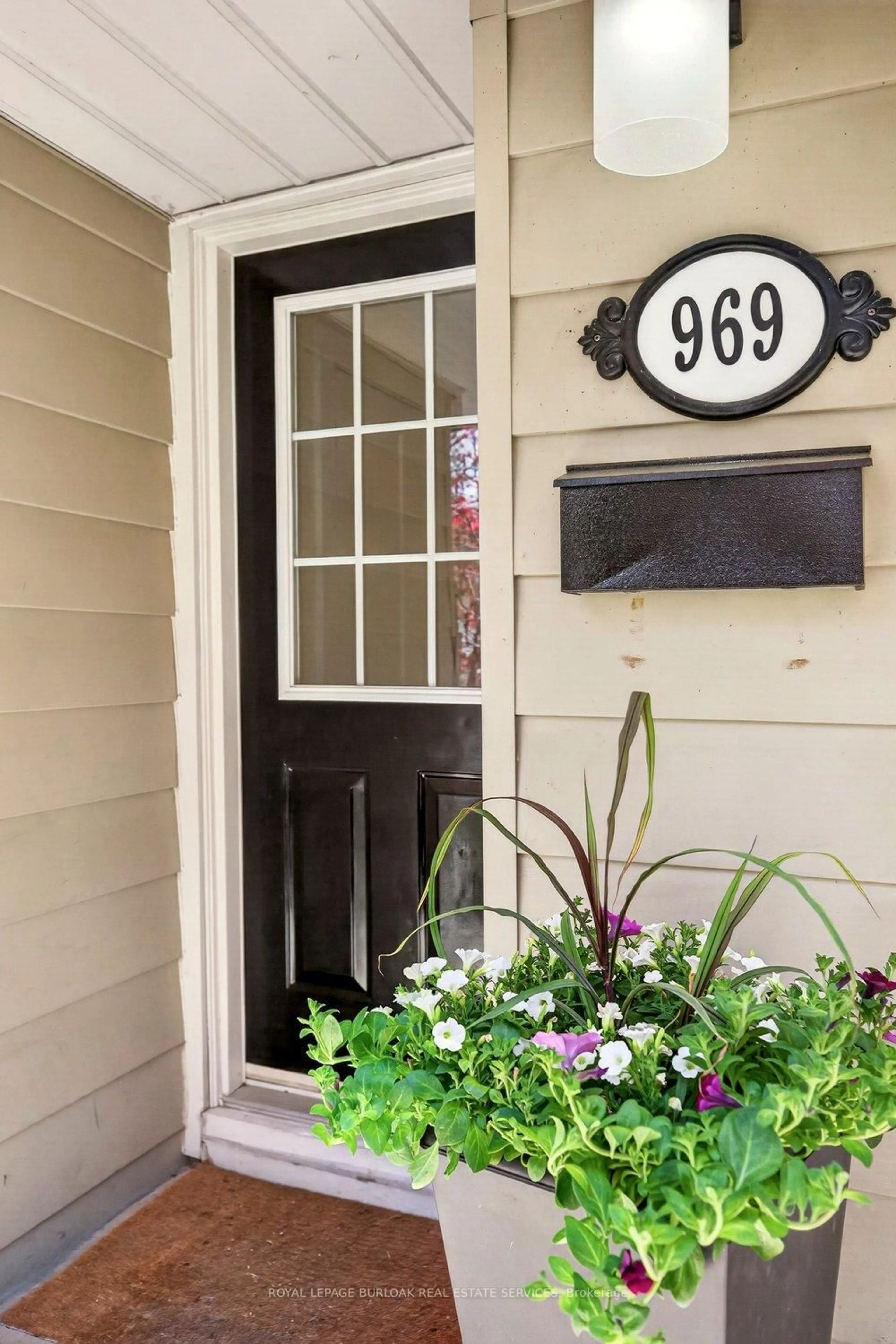 Indoor entryway for 969 Sanford Dr, Burlington Ontario L7T 3G7