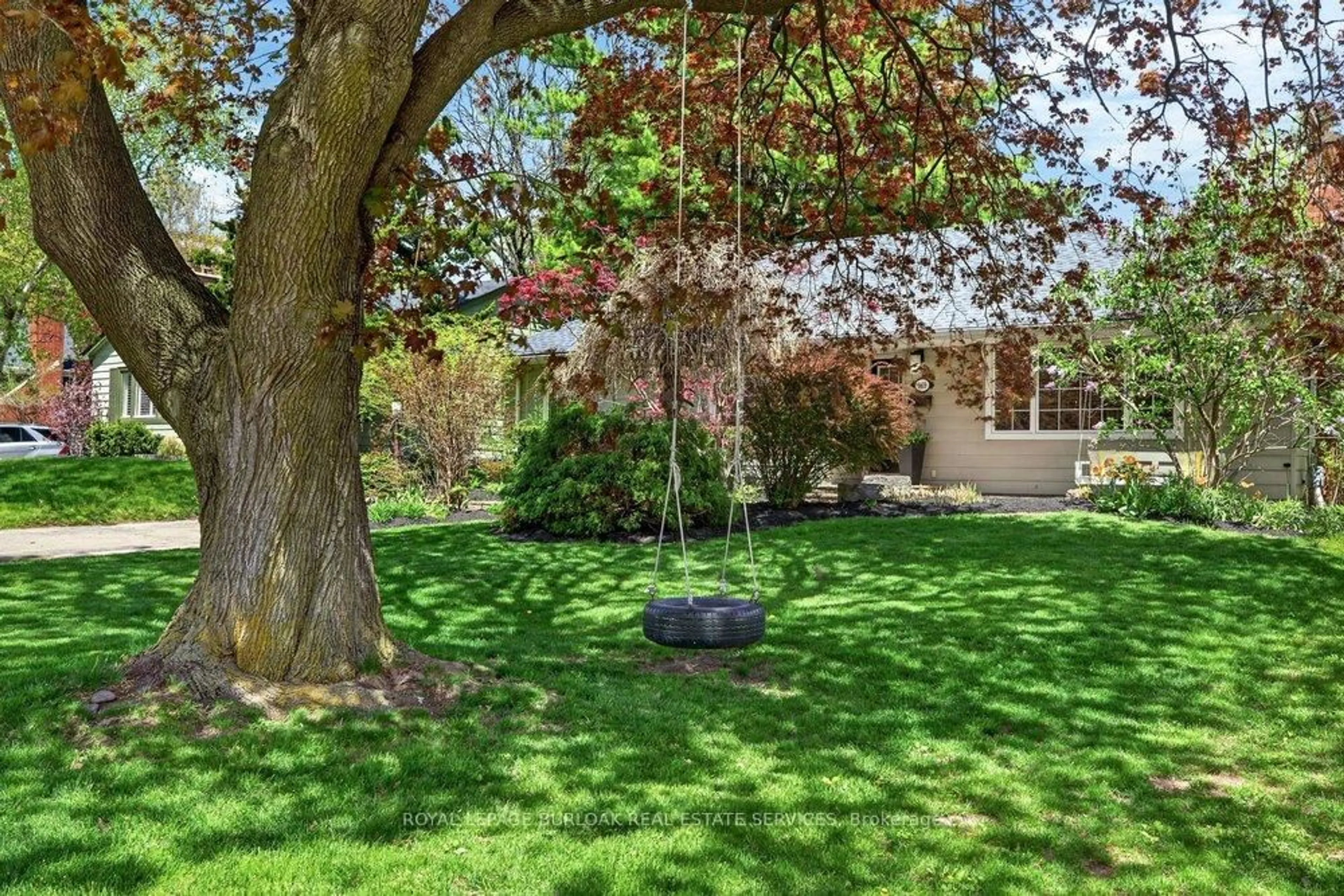 Patio, street for 969 Sanford Dr, Burlington Ontario L7T 3G7