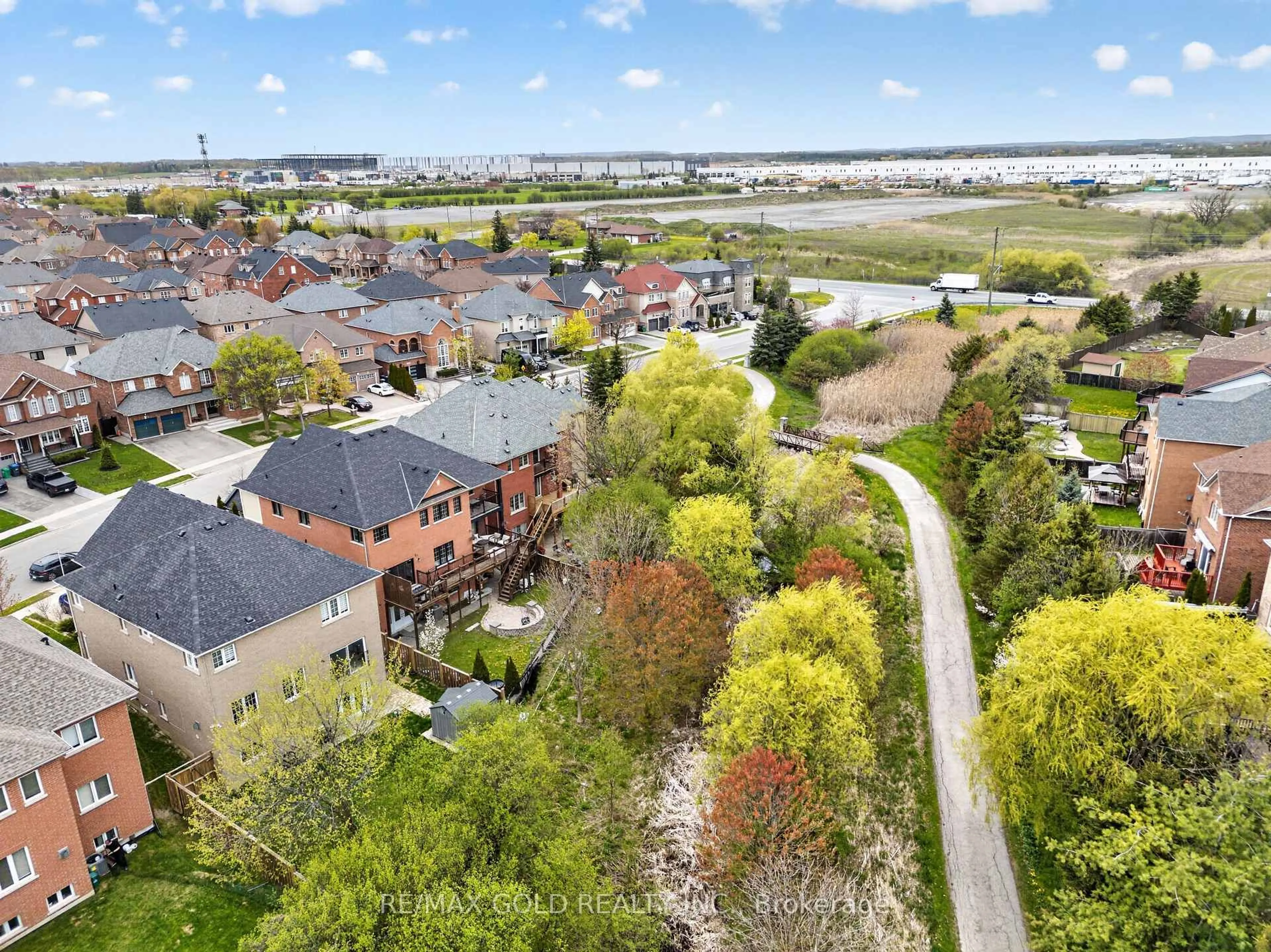 A pic from outside/outdoor area/front of a property/back of a property/a pic from drone, water/lake/river/ocean view for 17 Maisonneuve Blvd, Brampton Ontario L6P 1W8