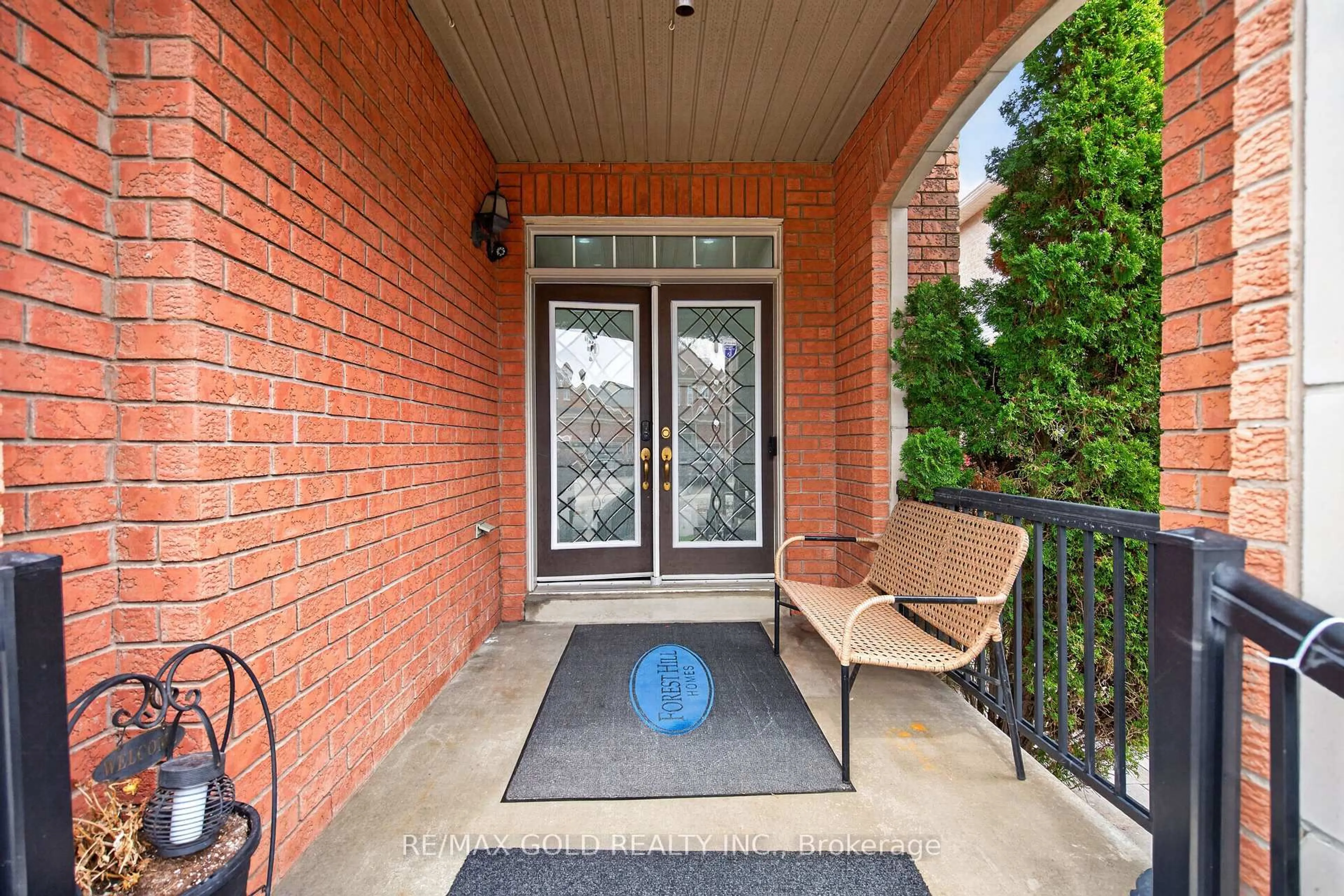 Indoor entryway for 17 Maisonneuve Blvd, Brampton Ontario L6P 1W8