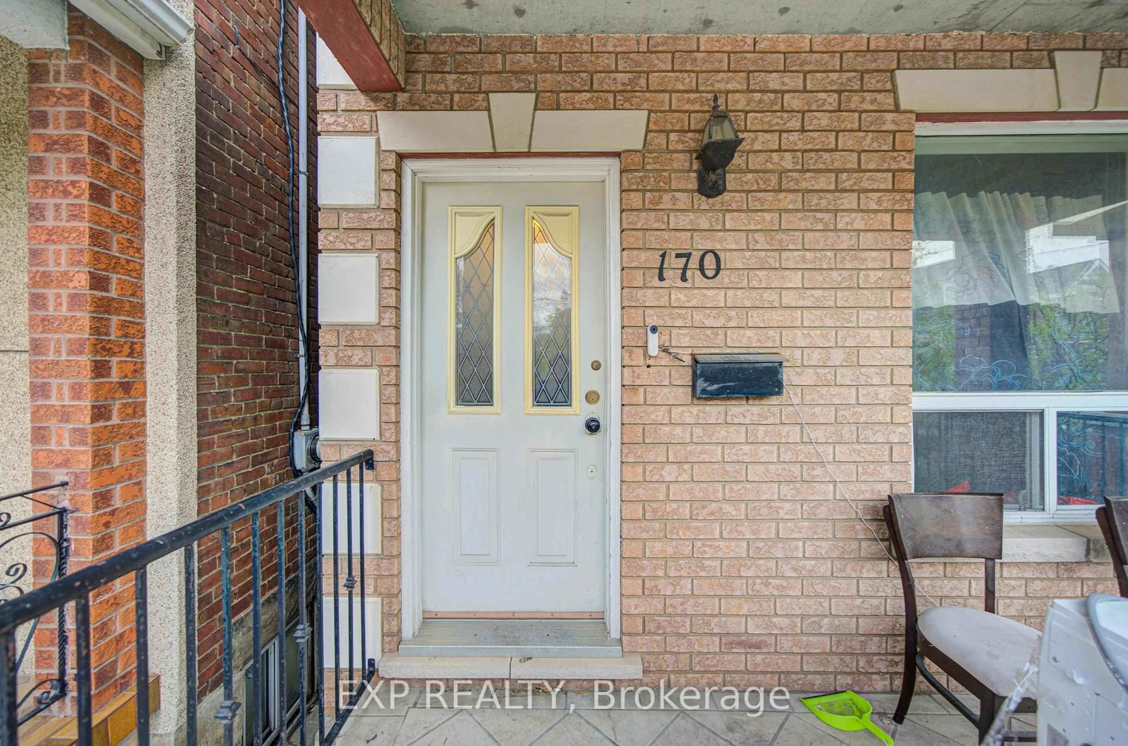 Indoor entryway for 170 Wallace Ave, Toronto Ontario M6H 1V2