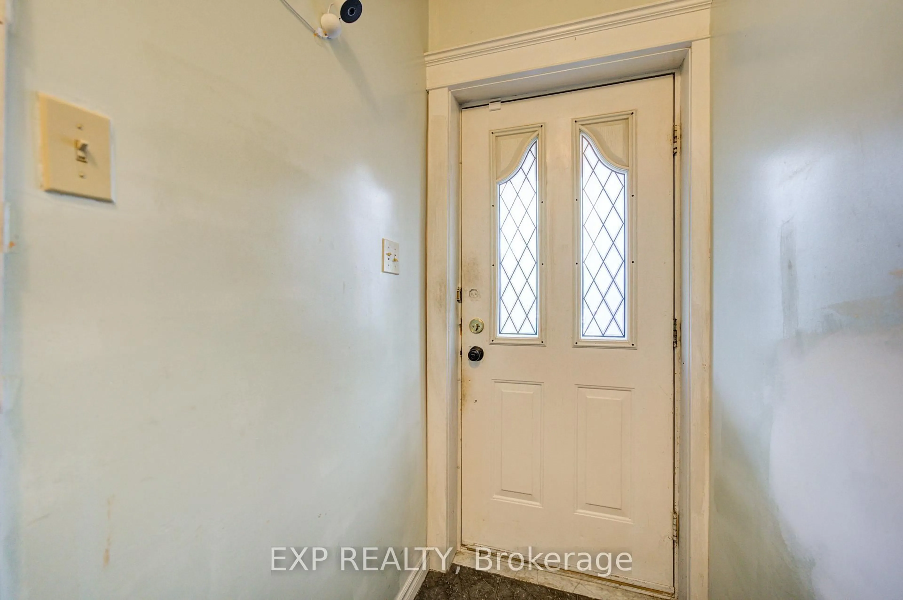 Indoor entryway for 170 Wallace Ave, Toronto Ontario M6H 1V2