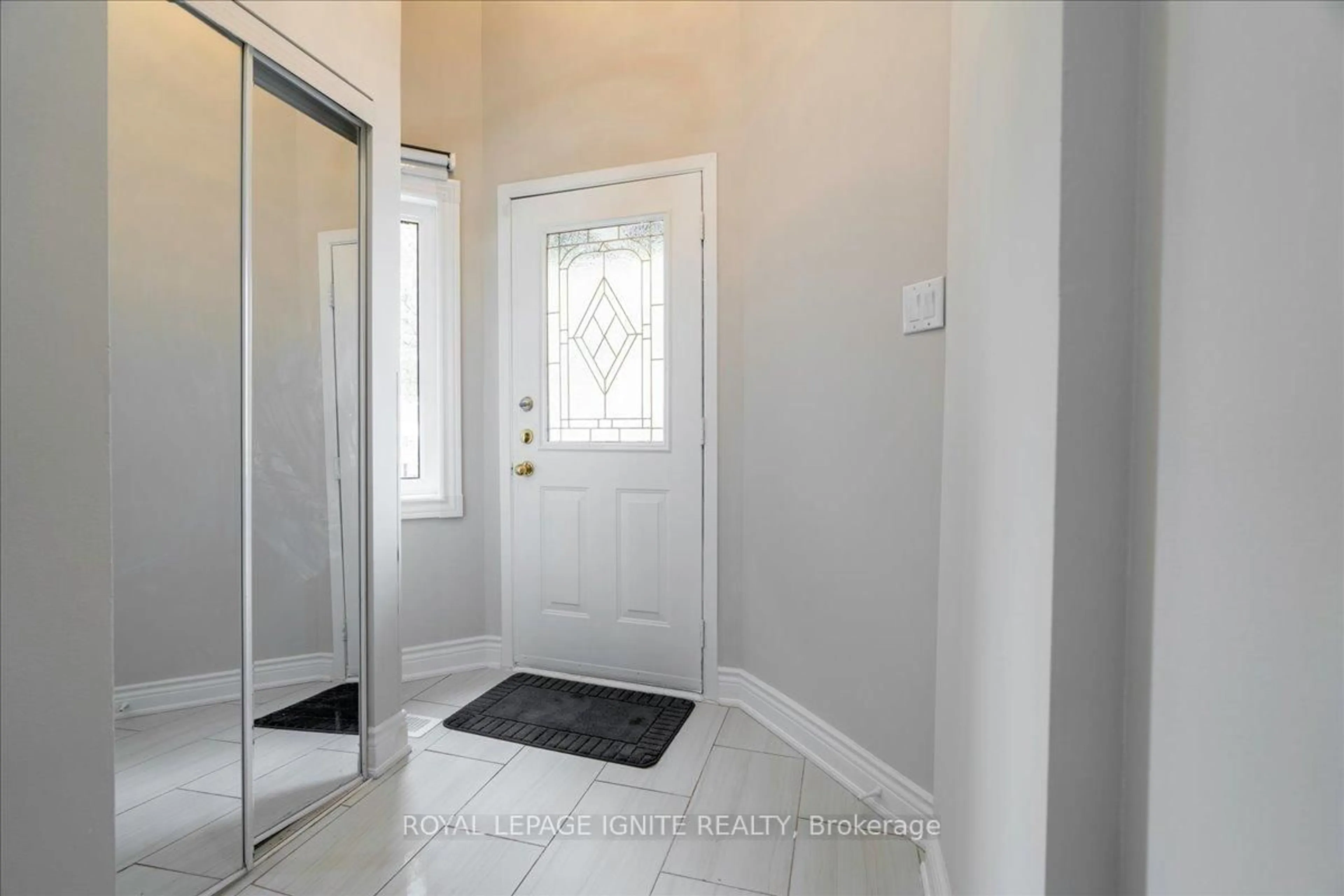 Indoor entryway for 126 Sheldrake Crt, Brampton Ontario L6Y 2W9