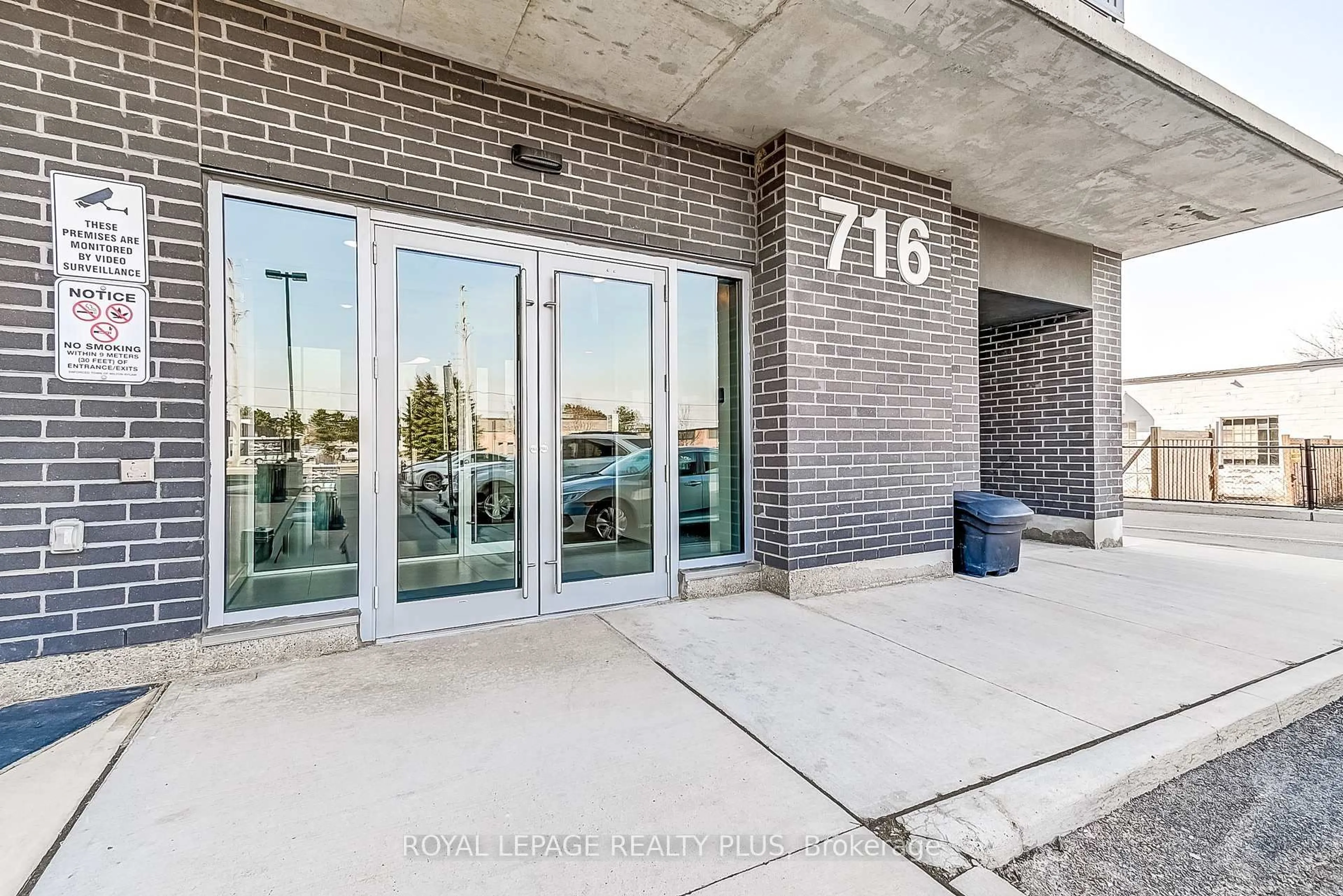 Indoor foyer for 716 Main St #708, Milton Ontario L9T 3P6