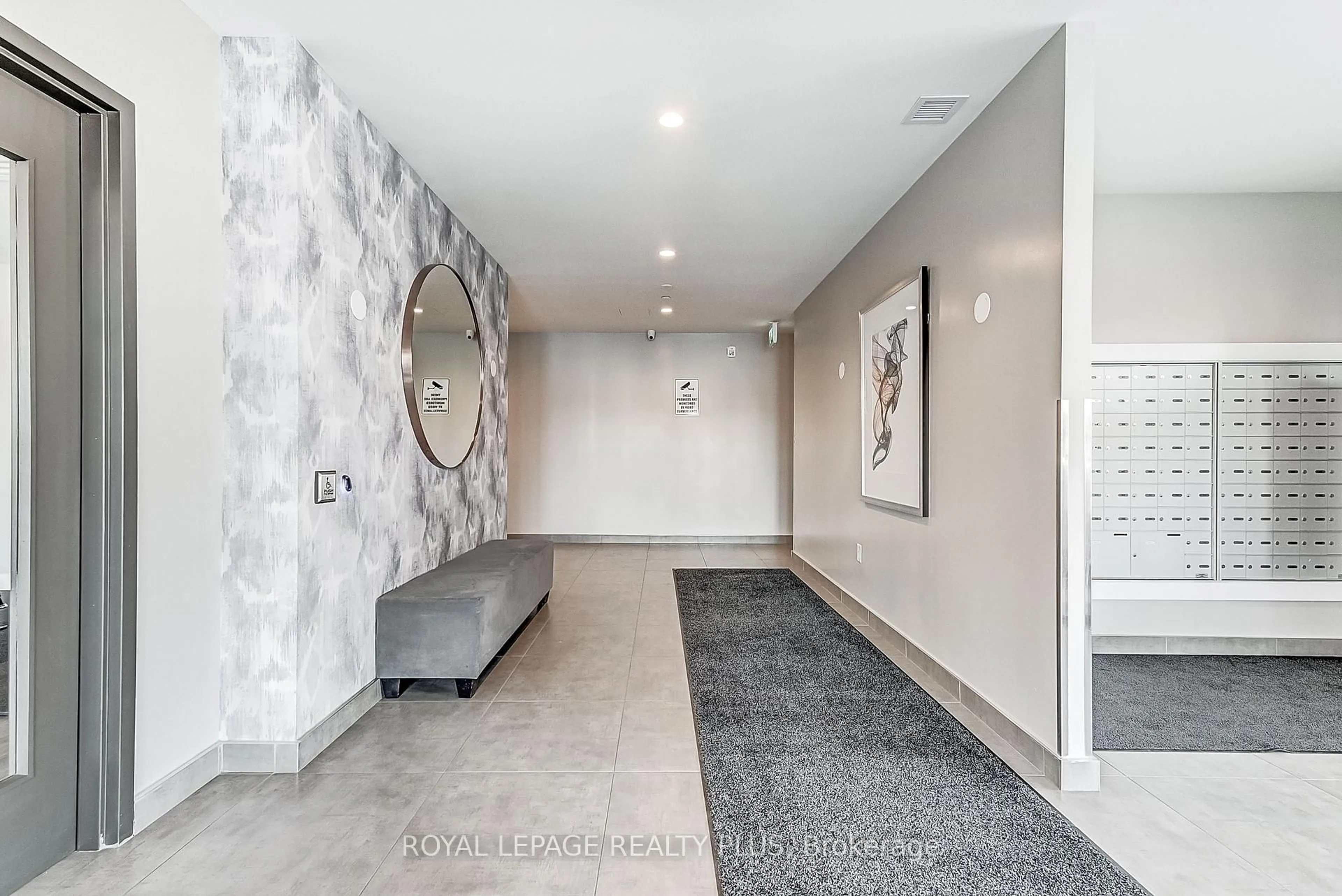Indoor foyer for 716 Main St #708, Milton Ontario L9T 3P6