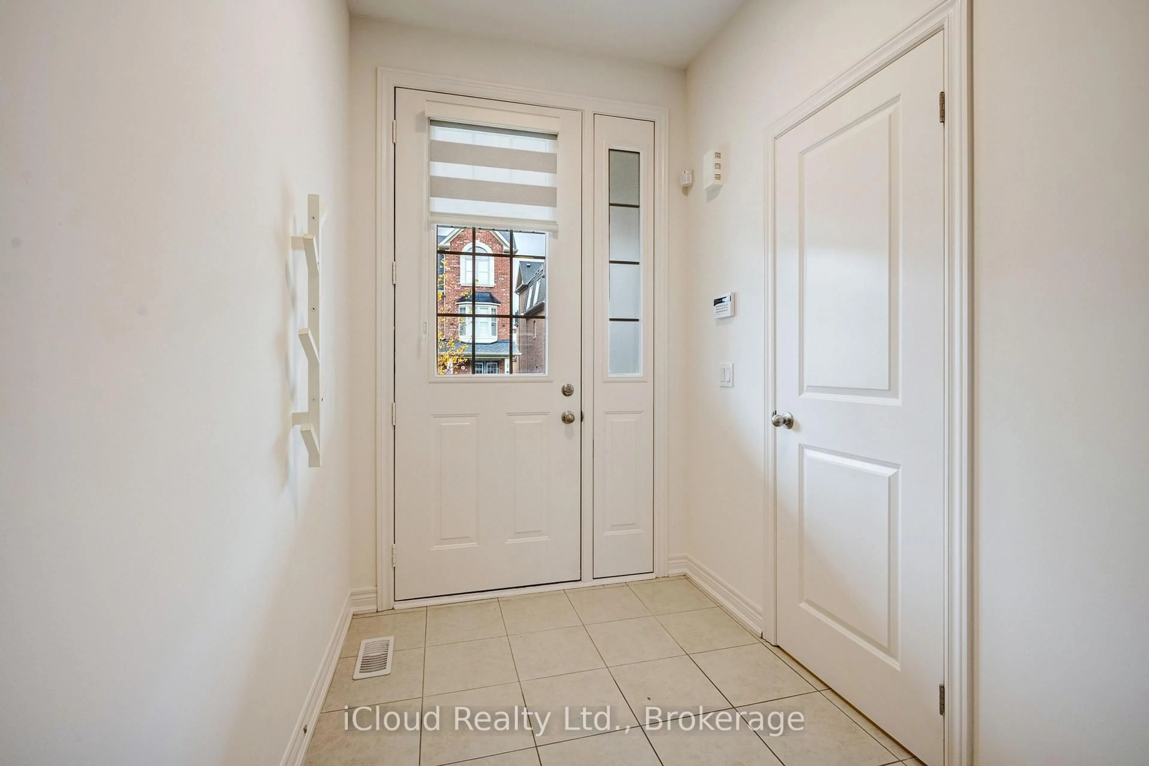 Indoor entryway for 40 Fresnel Rd, Brampton Ontario L7A 4Z3