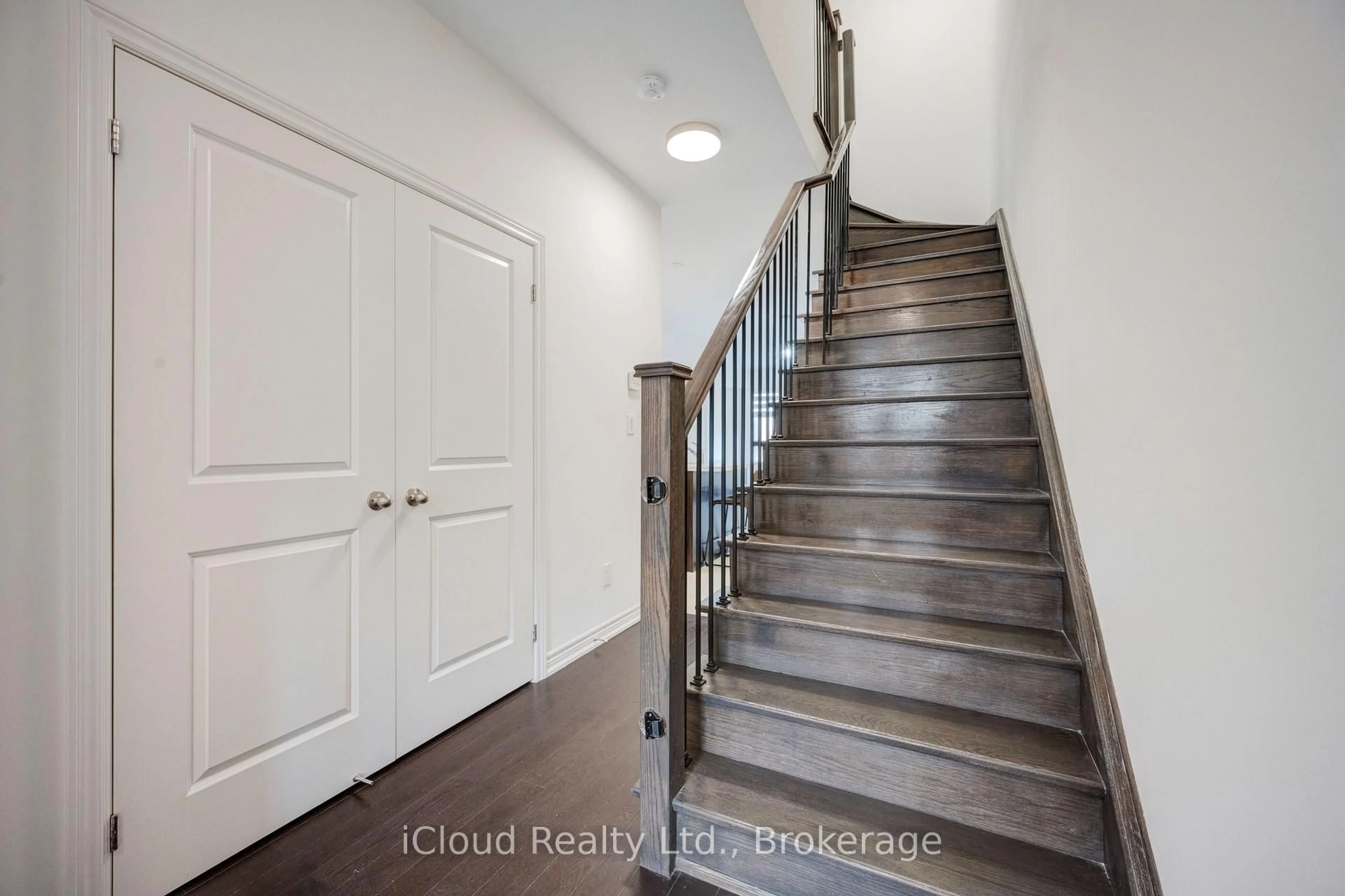 Indoor entryway for 40 Fresnel Rd, Brampton Ontario L7A 4Z3