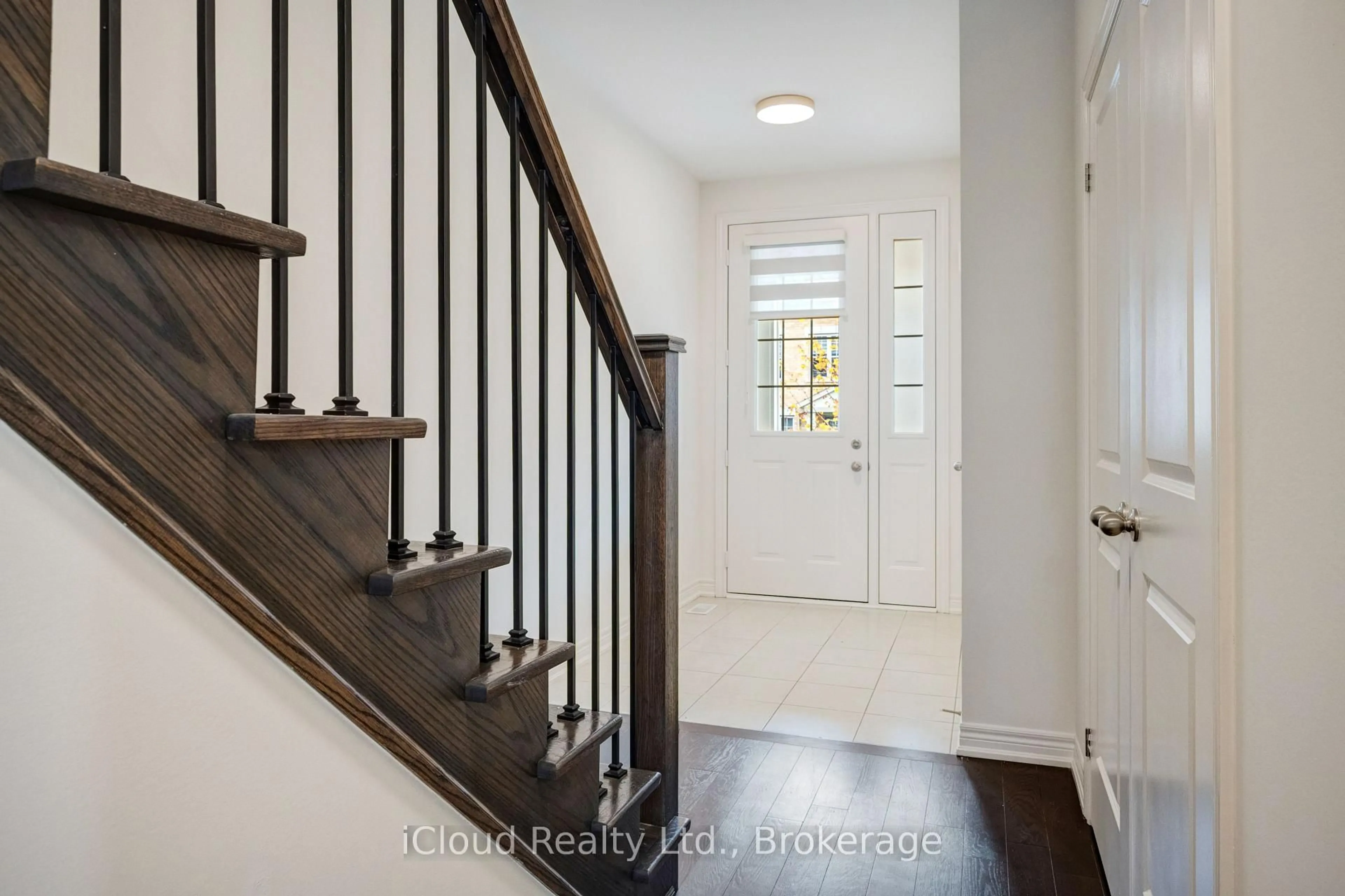 Indoor entryway for 40 Fresnel Rd, Brampton Ontario L7A 4Z3