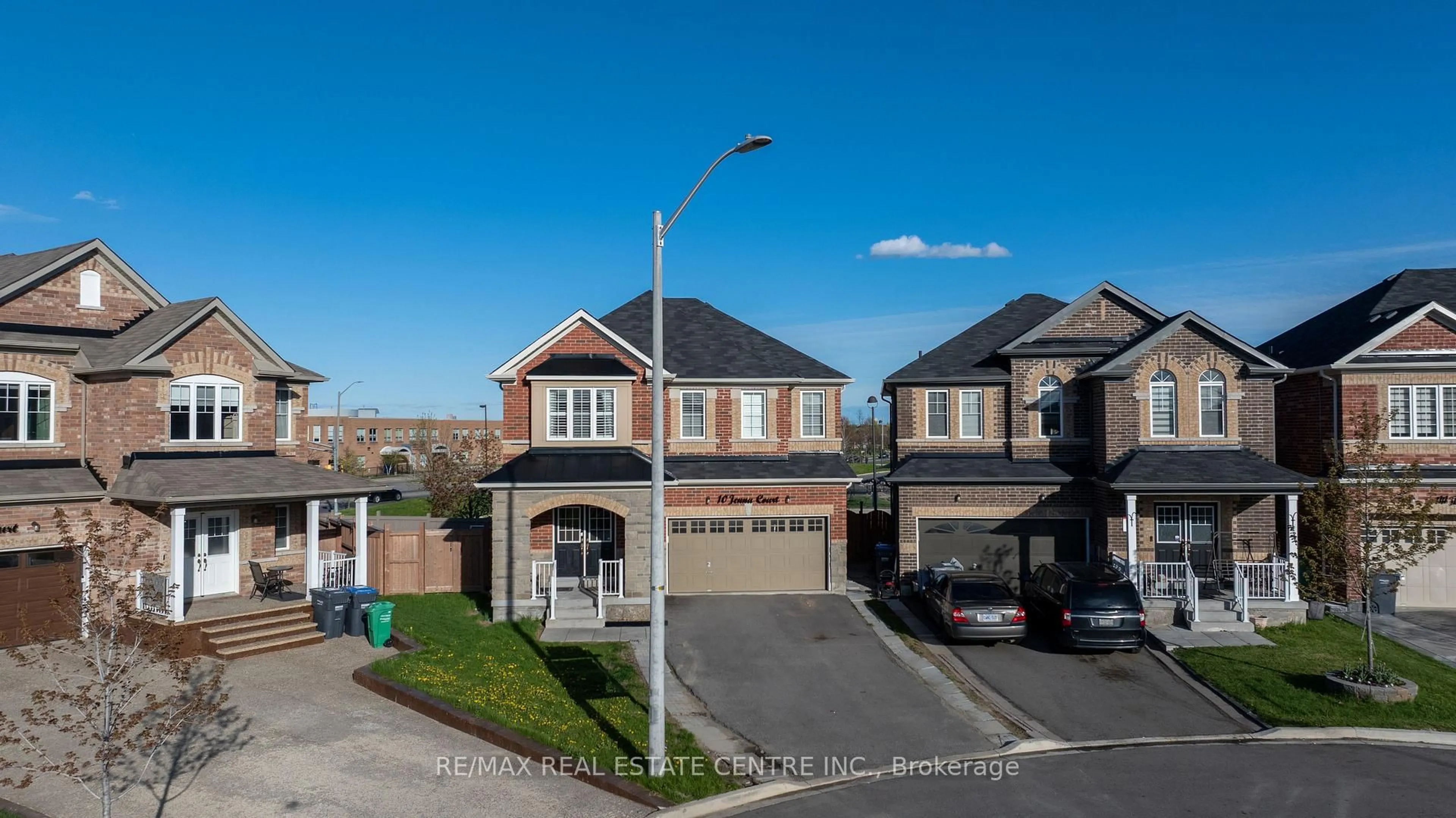 A pic from outside/outdoor area/front of a property/back of a property/a pic from drone, street for 10 JENNA Crt, Brampton Ontario L6R 3P5