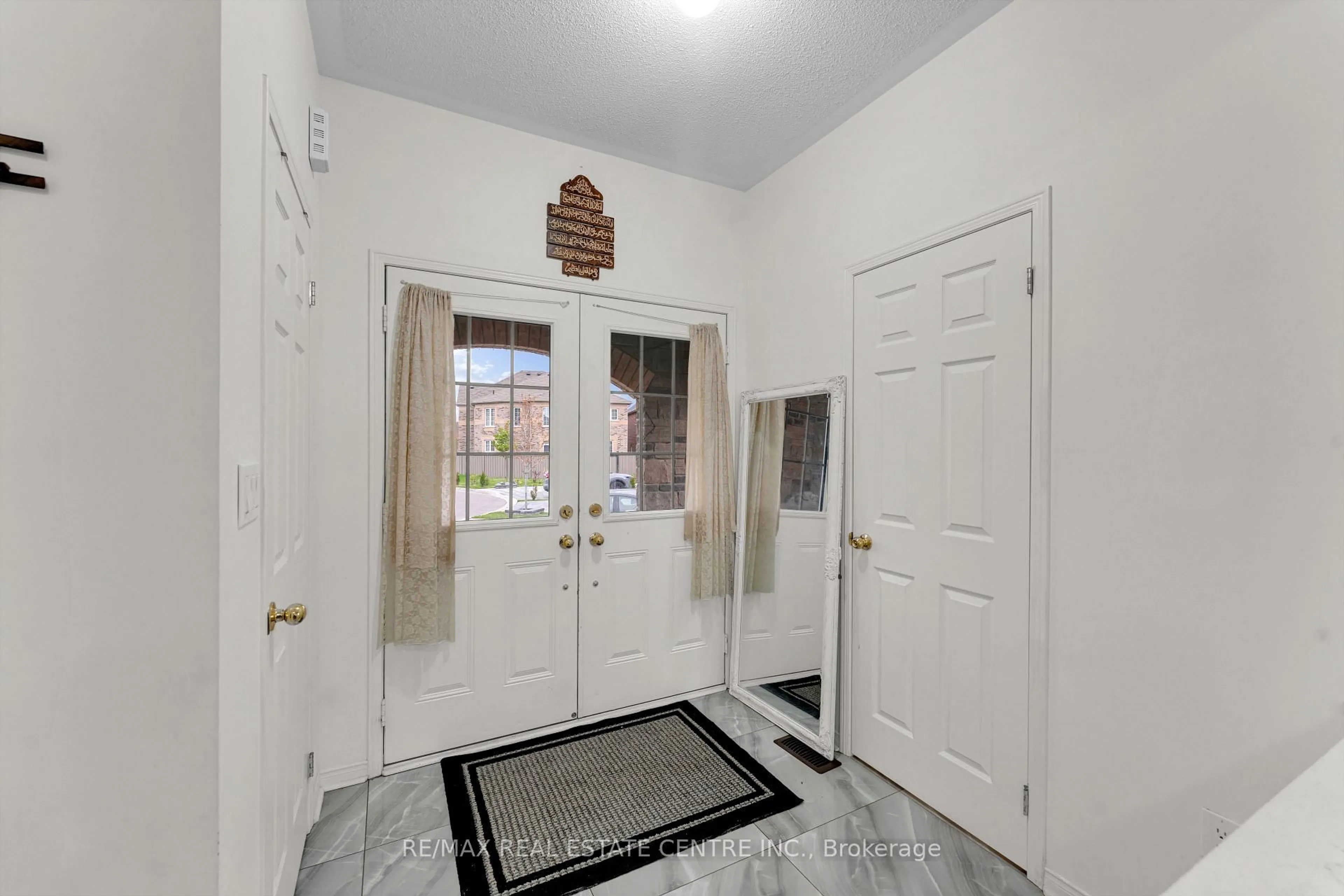 Indoor entryway for 10 JENNA Crt, Brampton Ontario L6R 3P5