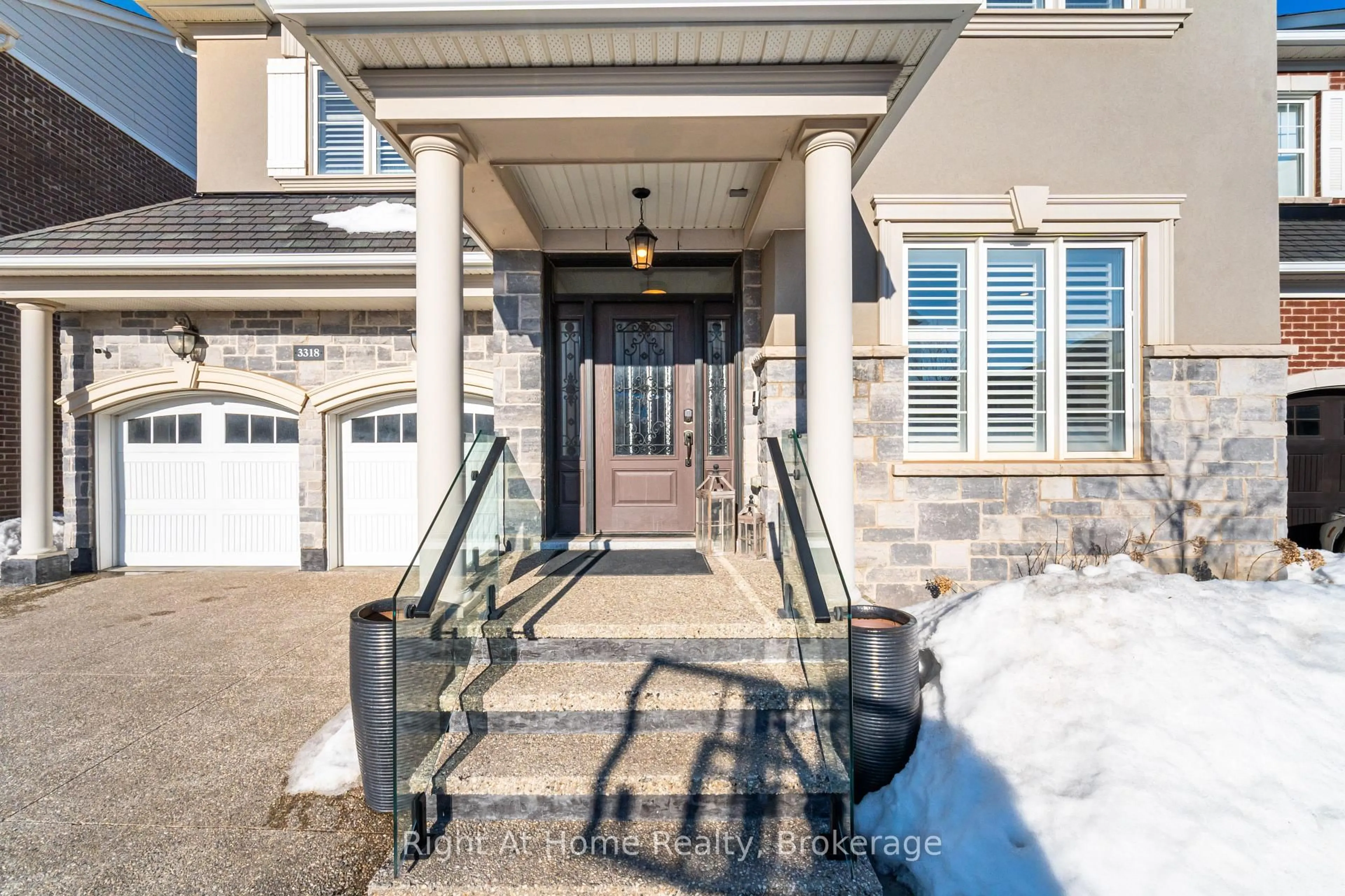 Indoor entryway for 3318 Charles Biggar Dr, Oakville Ontario L6M 1P7