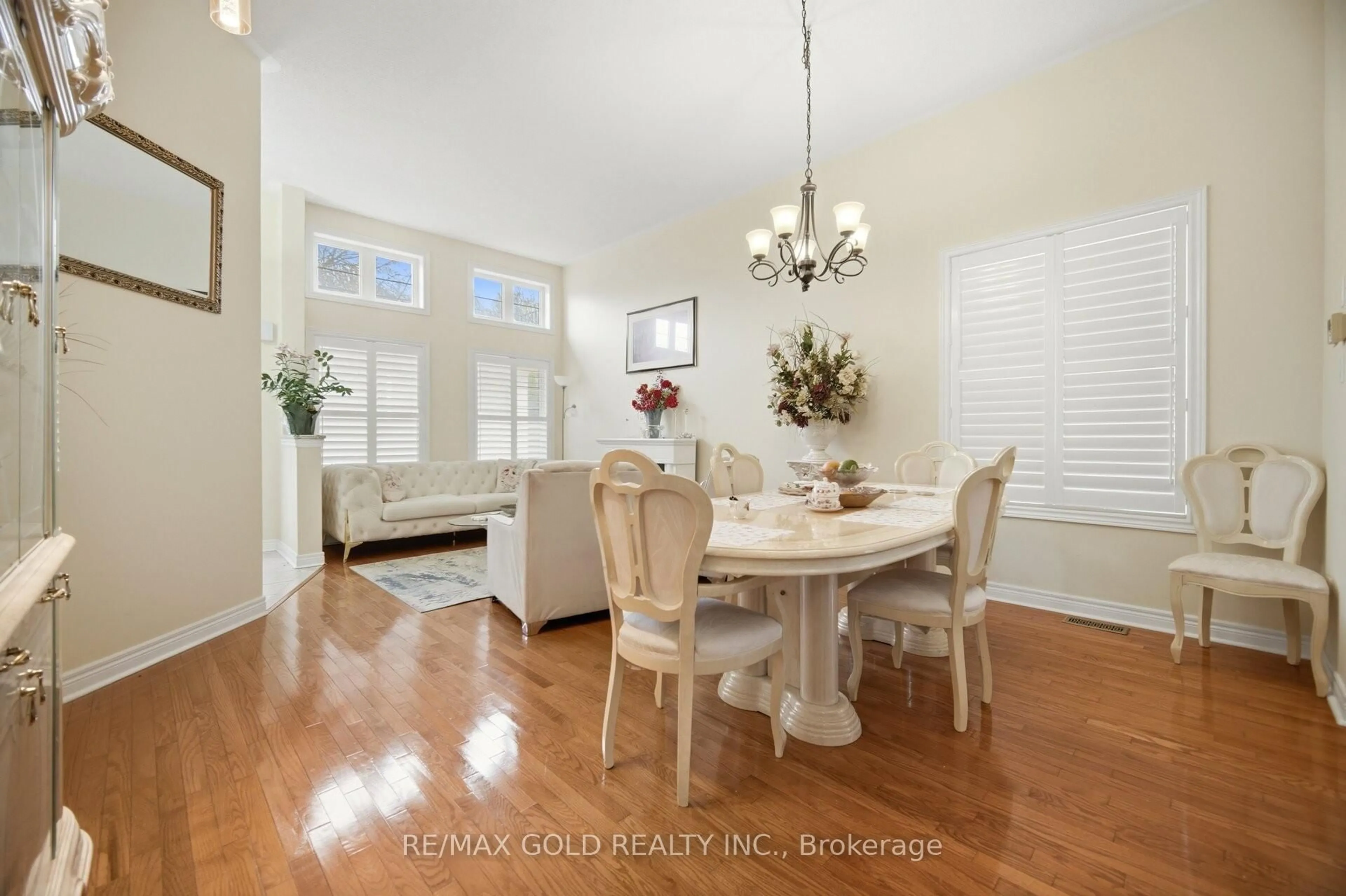 Dining room, wood/laminate floor for 77 Trailside Walk, Brampton Ontario L6S 6H6