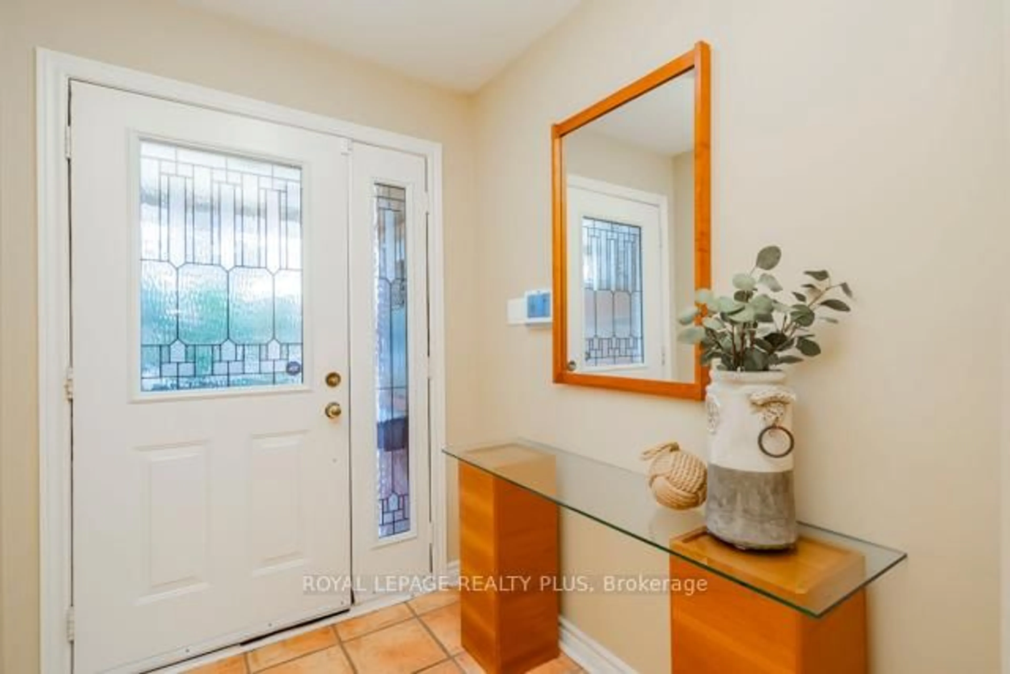 Indoor entryway for 83 Kerr St, Oakville Ontario L6K 3A2