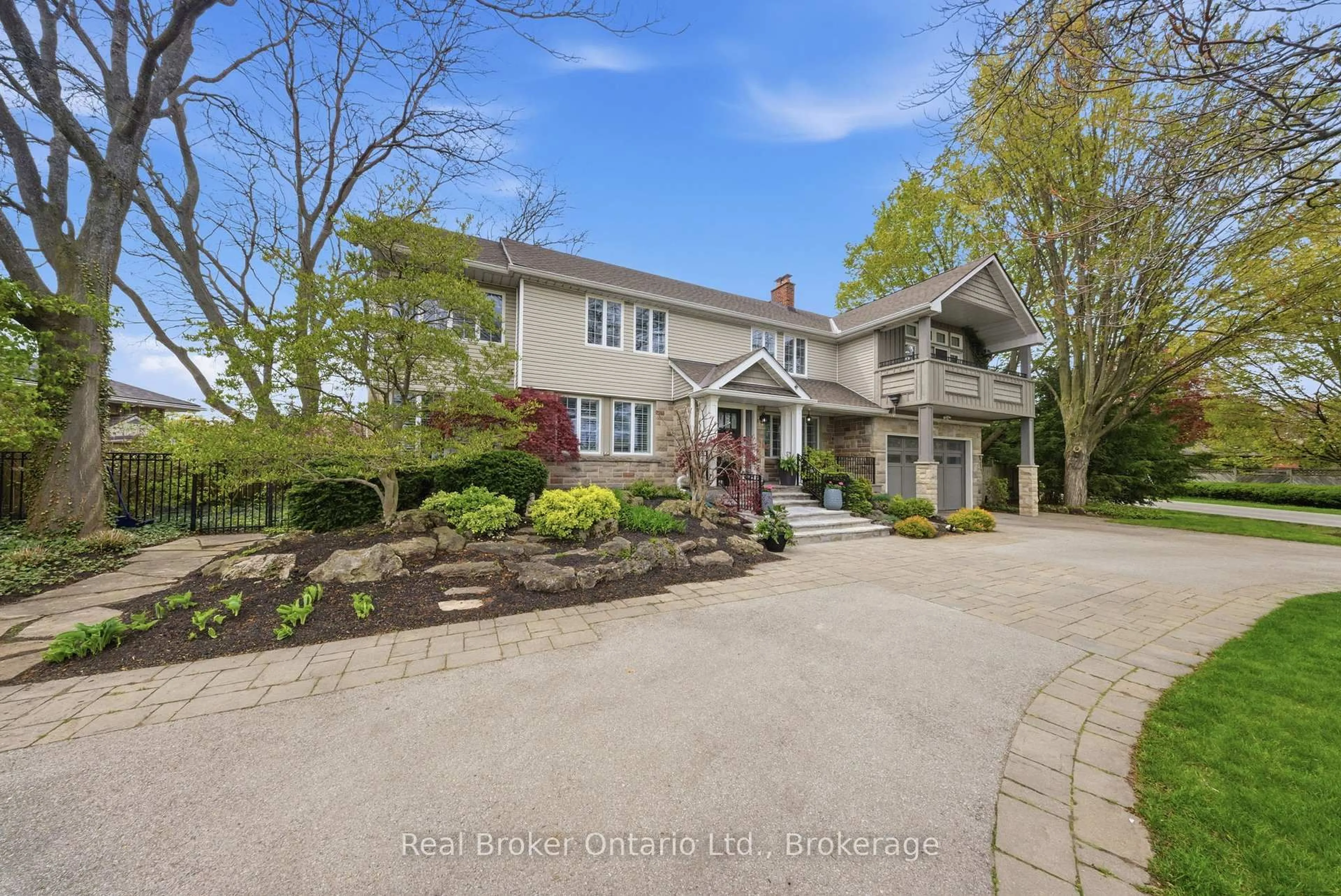 A pic from outside/outdoor area/front of a property/back of a property/a pic from drone, street for 383 North Shore Blvd, Burlington Ontario L7T 1A9