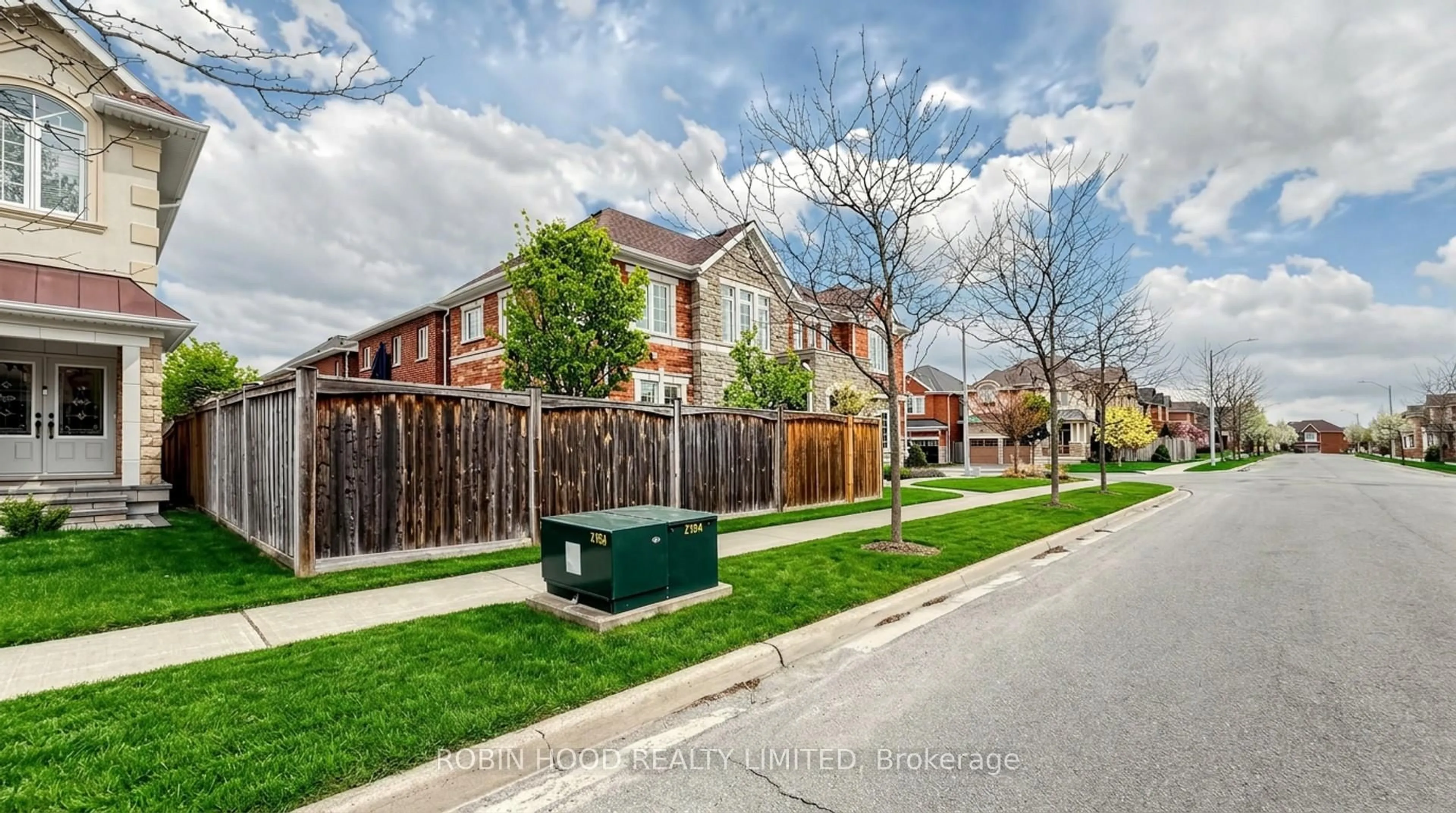 A pic from outside/outdoor area/front of a property/back of a property/a pic from drone, street for 3307 Granite Gate, Burlington Ontario L7M 0L7