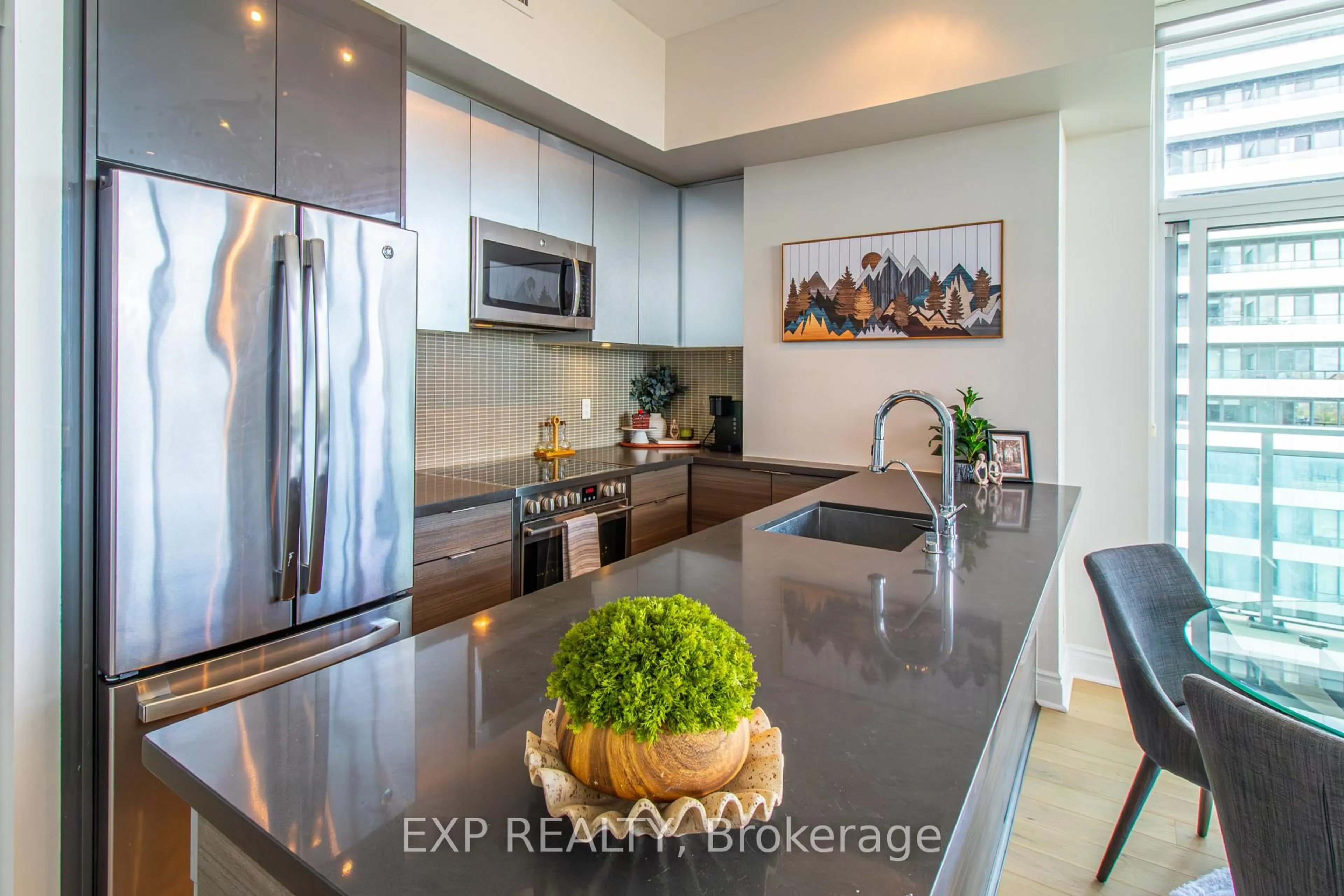 Open concept kitchen, ceramic/tile floor for 33 Shore Breeze Dr #LPH3802, Toronto Ontario M8V 0G1