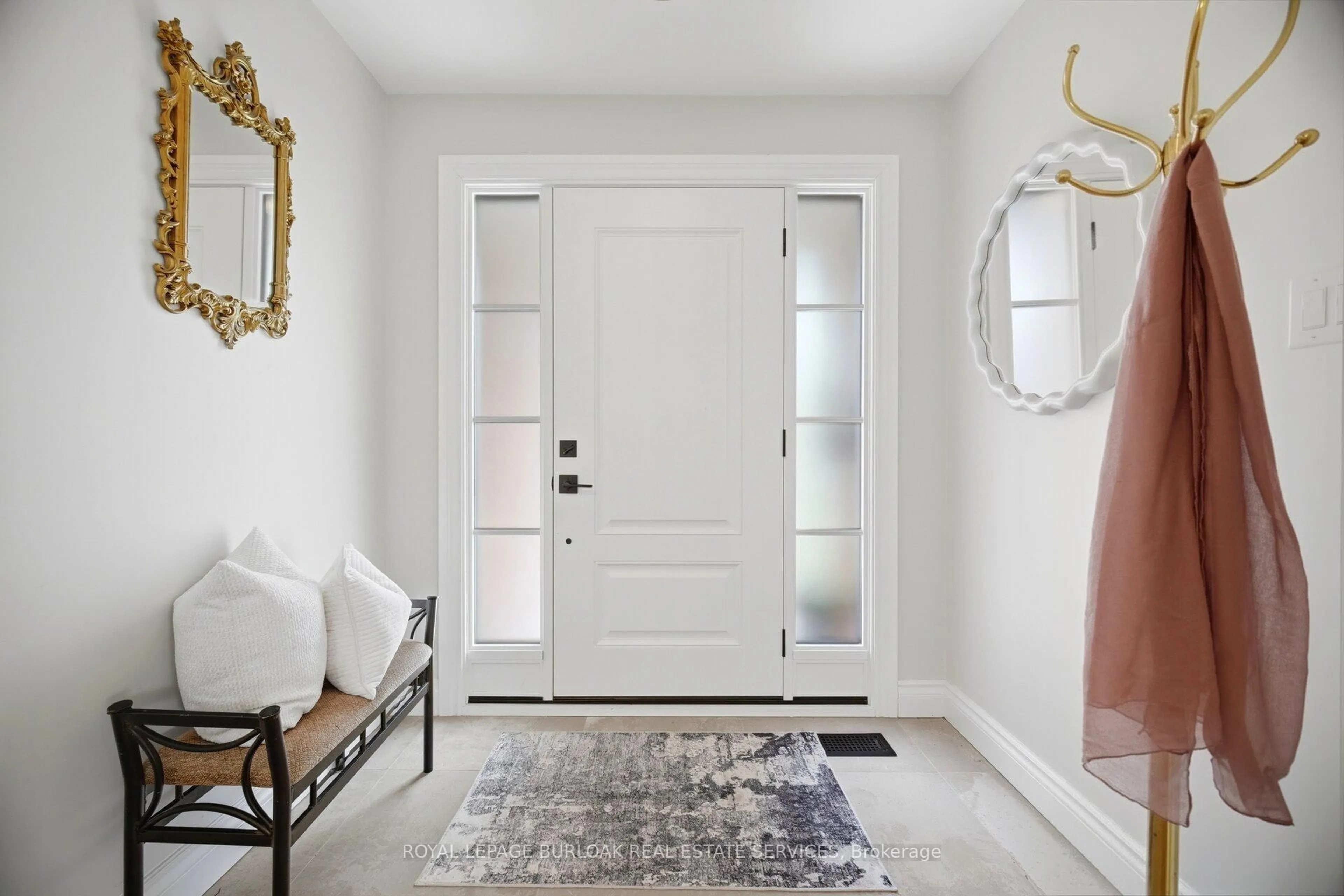 Indoor entryway for 1219 Priory Crt, Oakville Ontario L6M 1B5