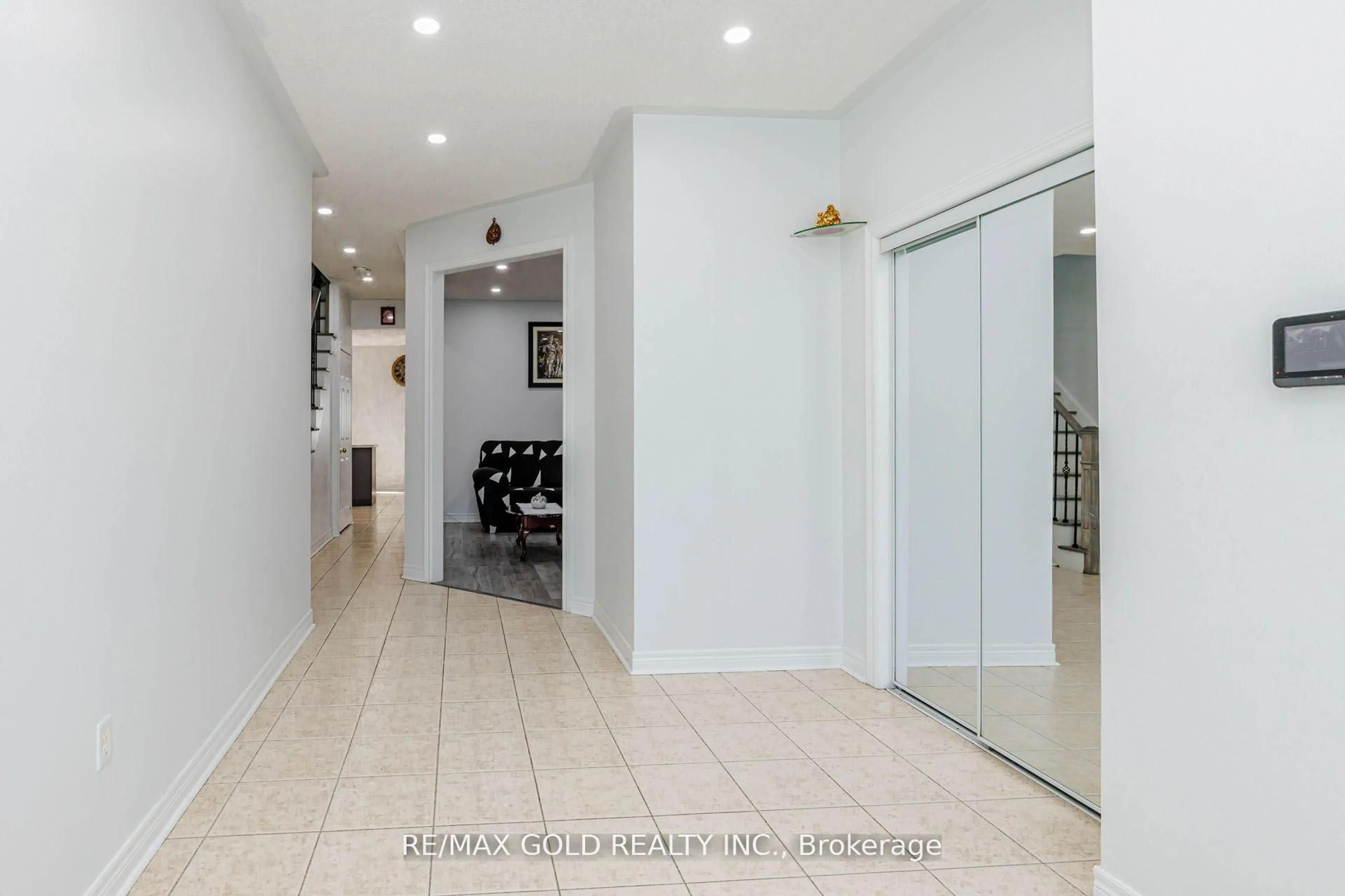 Indoor foyer for 93 Footbridge Cres, Brampton Ontario L6R 0T9