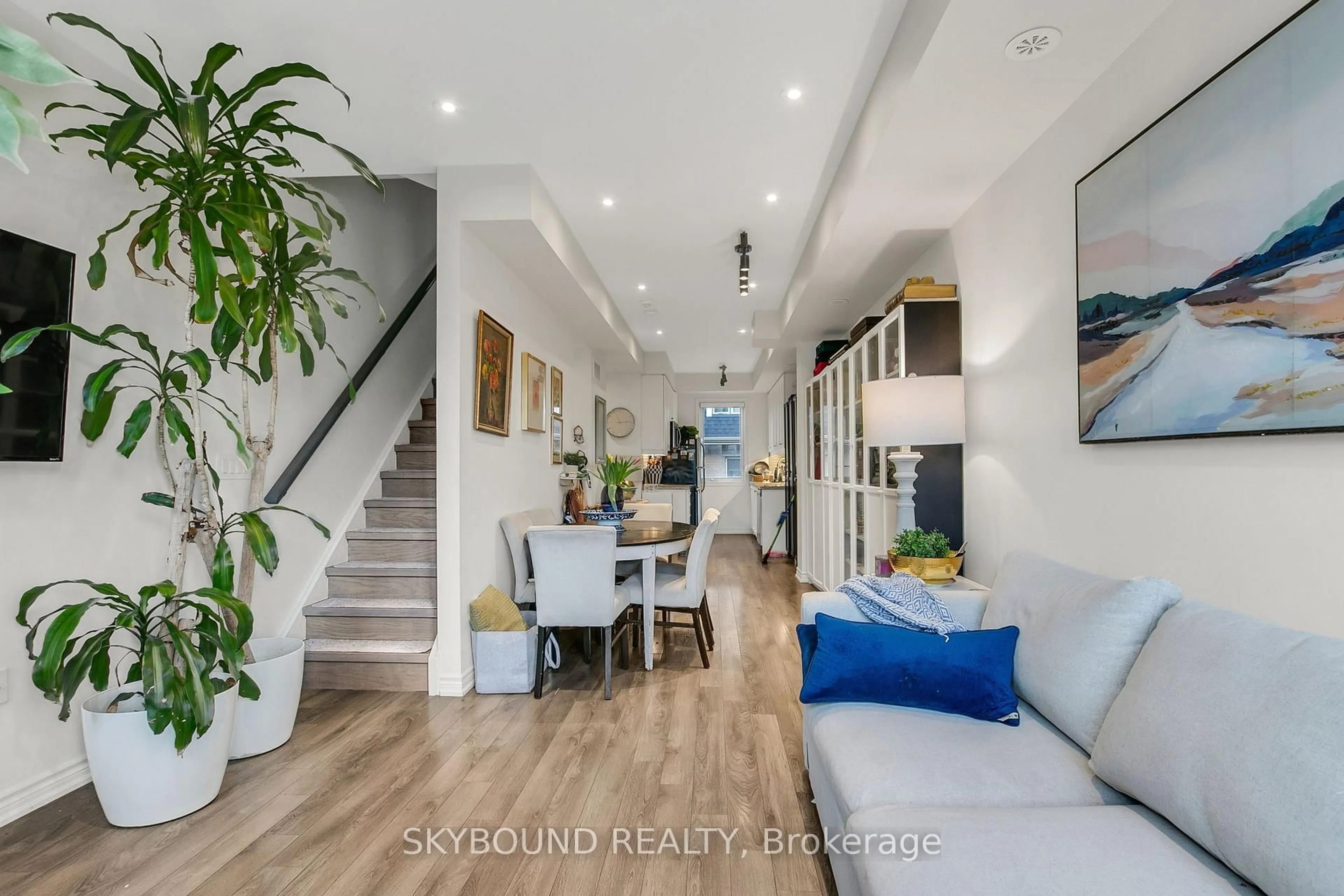 Unknown for 380 Hopewell Ave #223, Toronto Ontario M6E 2S2