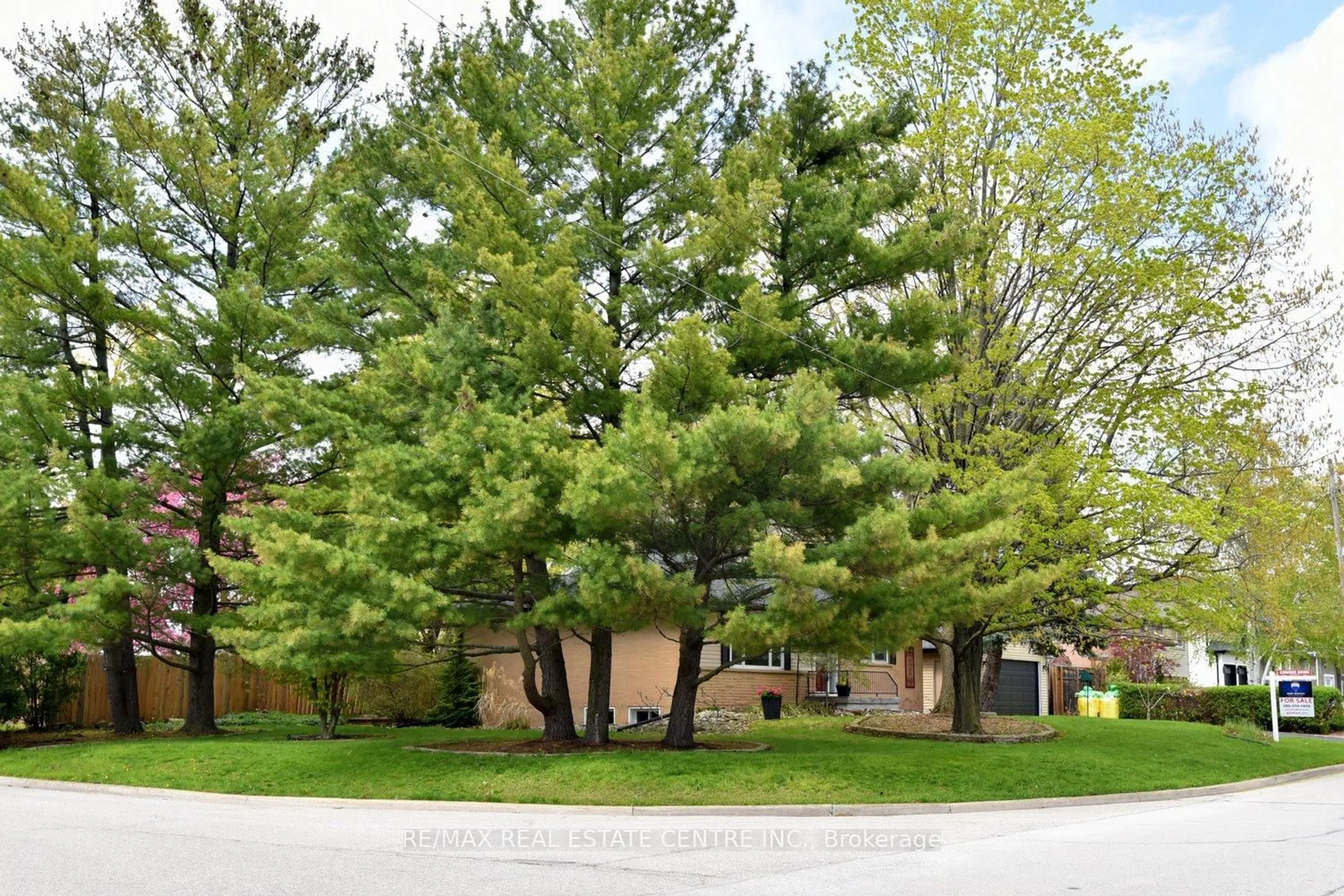 Patio, forest/trees view for 5409 Croydon Rd, Burlington Ontario L7L 3J2
