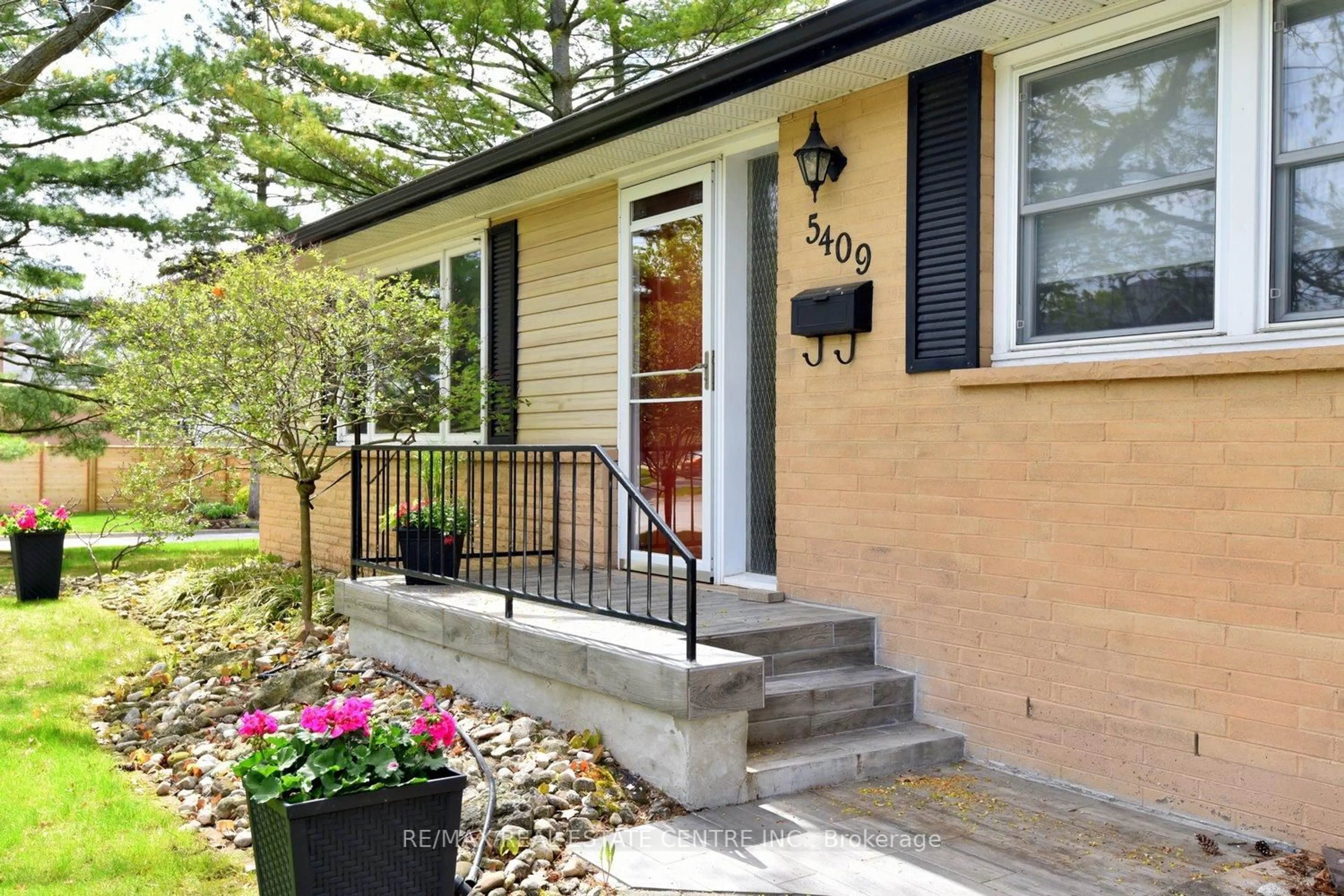 Home with brick exterior material, street for 5409 Croydon Rd, Burlington Ontario L7L 3J2