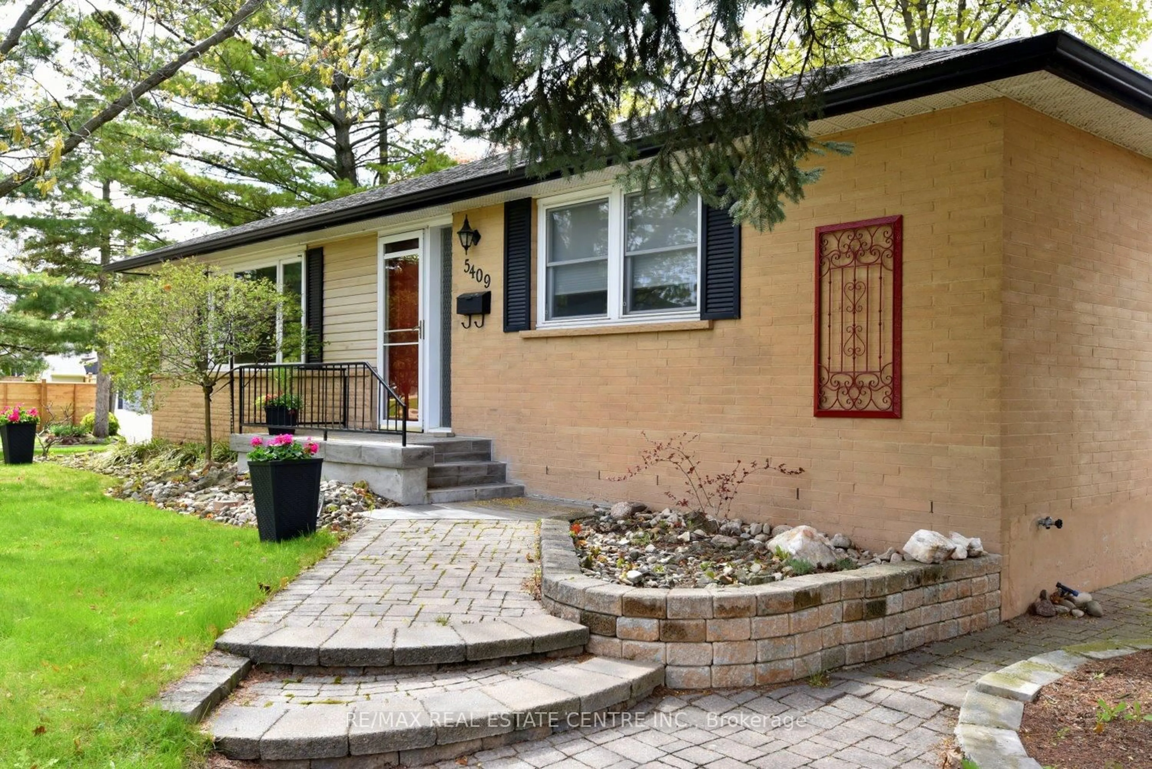 Home with brick exterior material, street for 5409 Croydon Rd, Burlington Ontario L7L 3J2