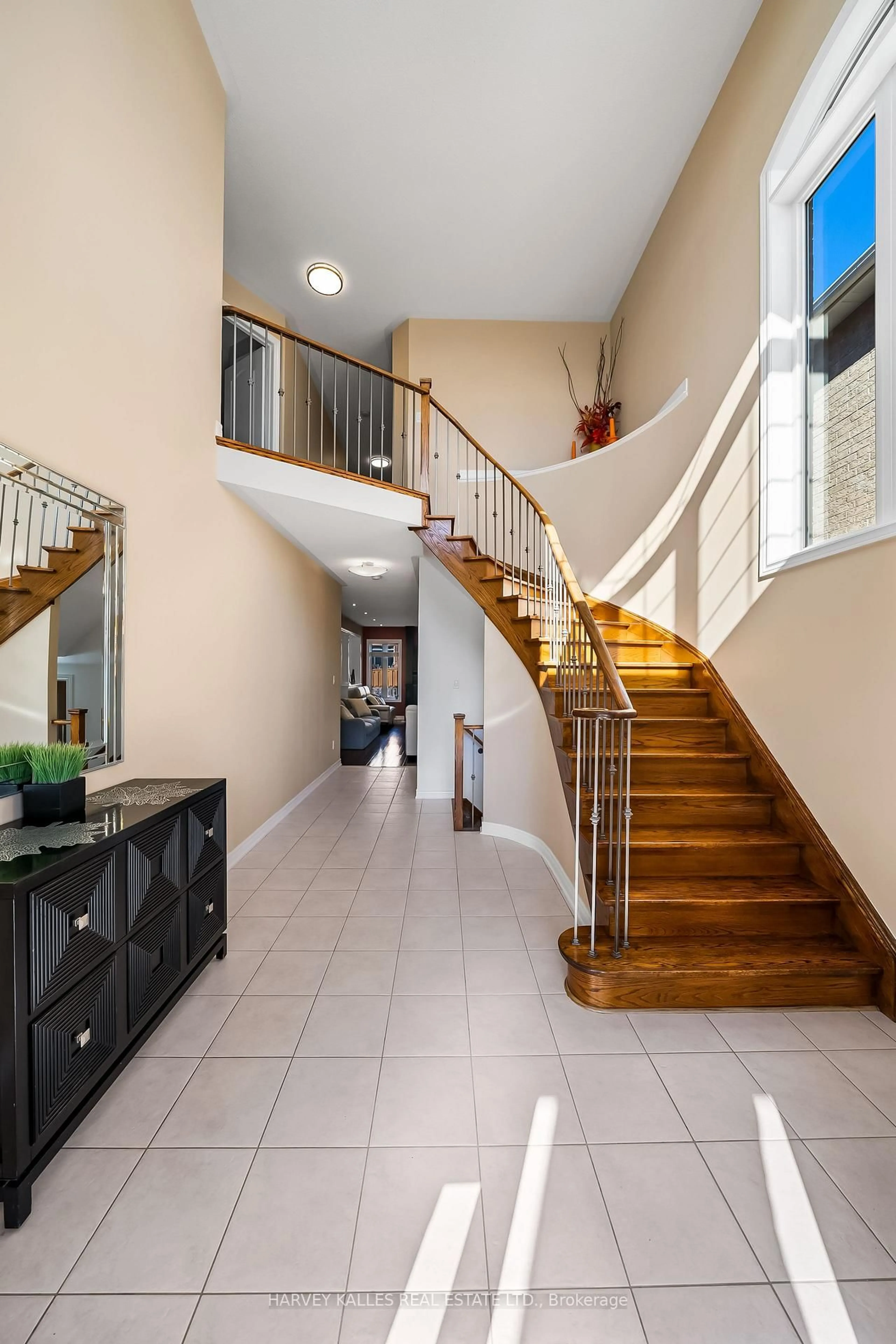 Indoor foyer for 36 Boundbrook Dr, Brampton Ontario L7A 0M2