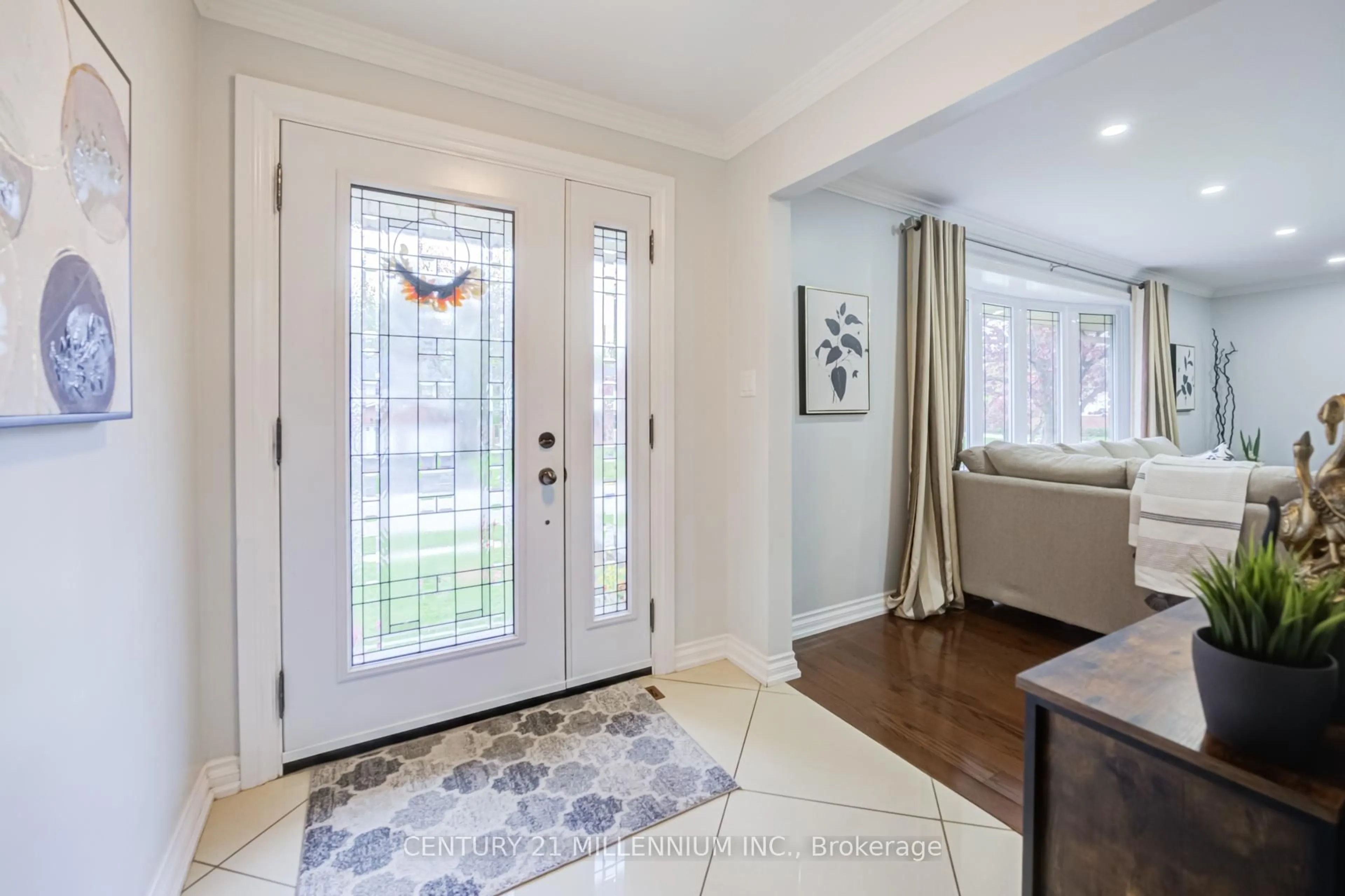 Indoor entryway for 18 Ridgehill Dr, Brampton Ontario L6Y 2C4