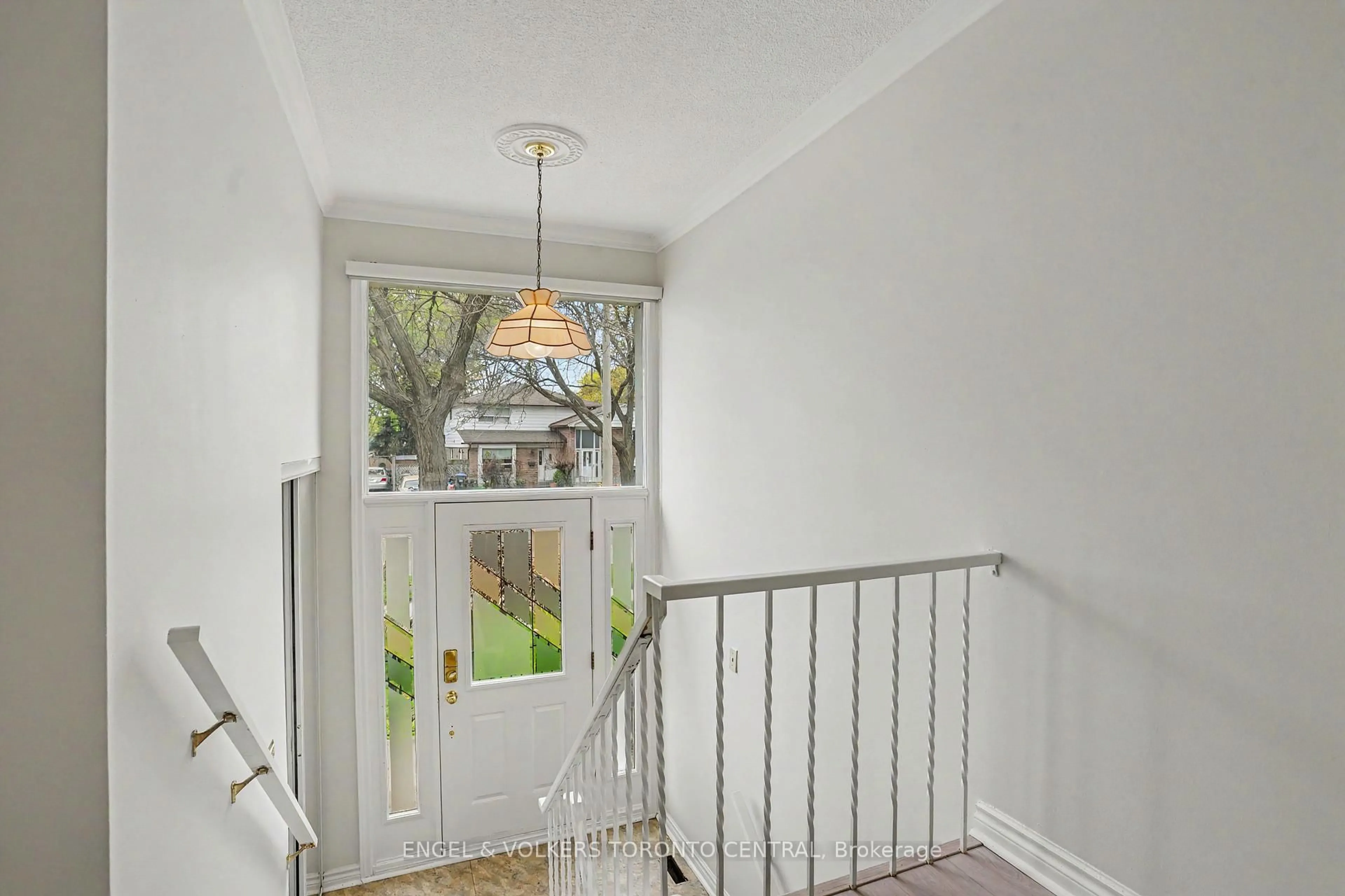 Indoor foyer for 3291 Candela Dr, Mississauga Ontario L5A 2V1