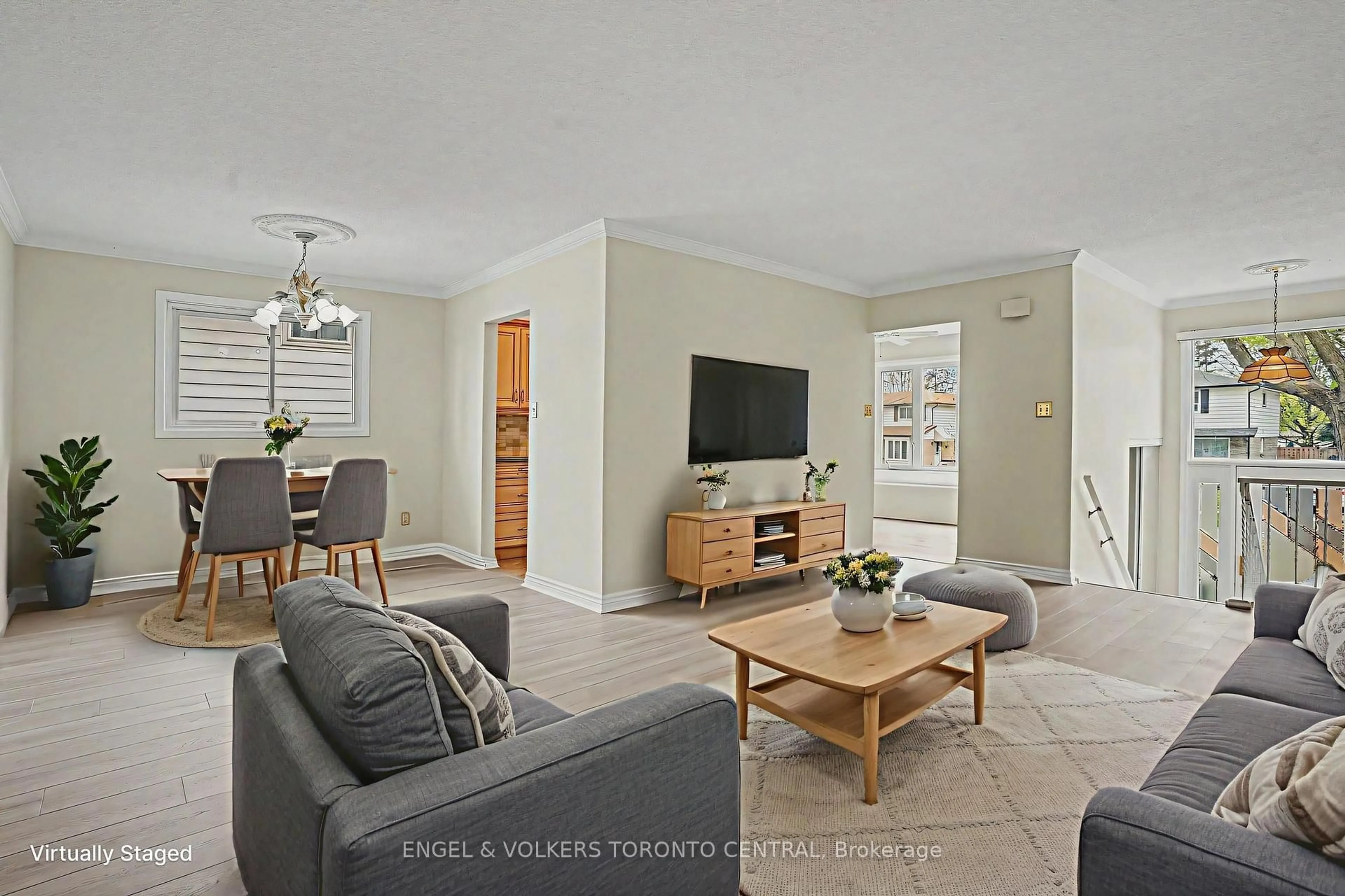 Living room with furniture, unknown for 3291 Candela Dr, Mississauga Ontario L5A 2V1