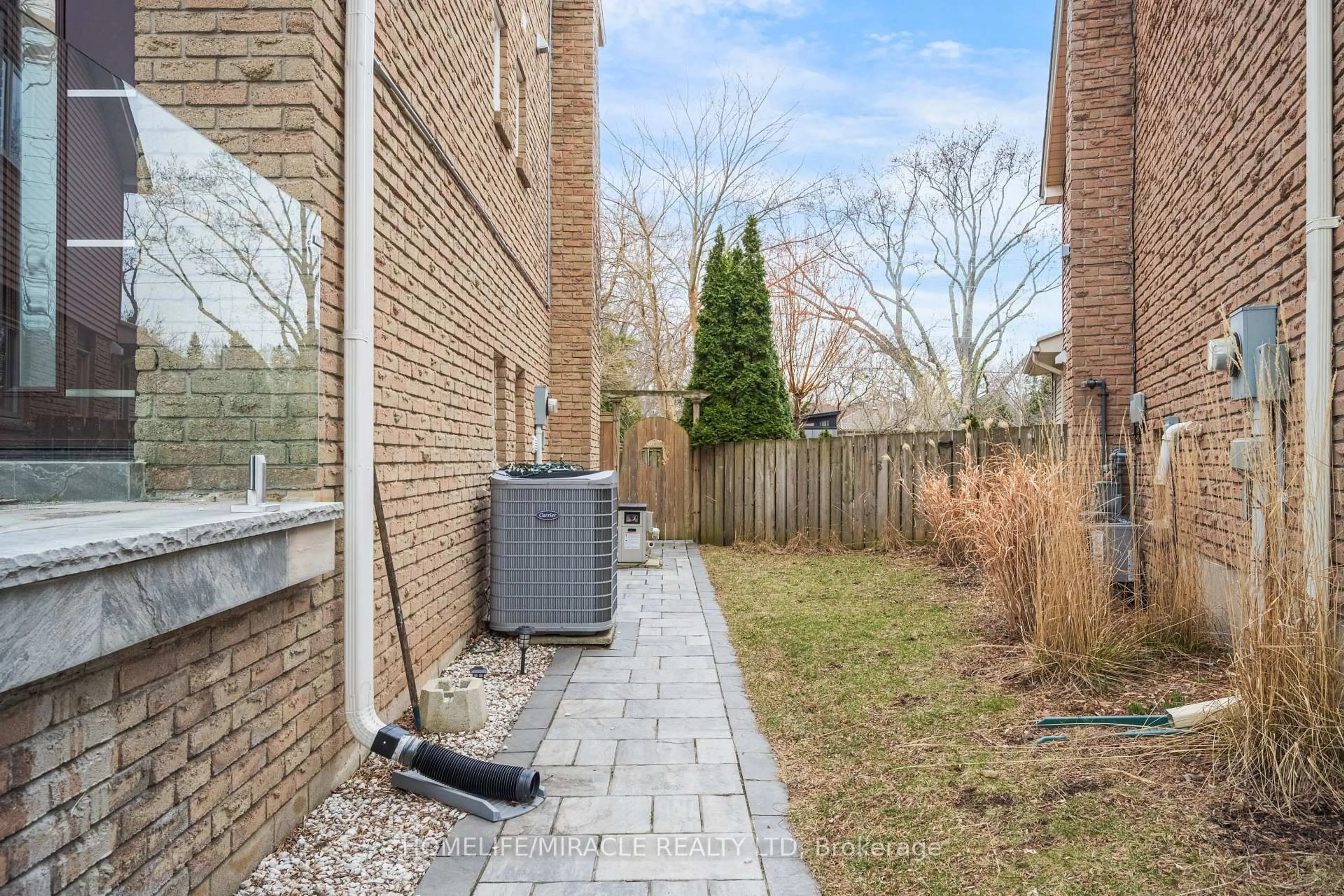 Patio, street for 204 Sheraton Crt, Oakville Ontario L6L 5N3