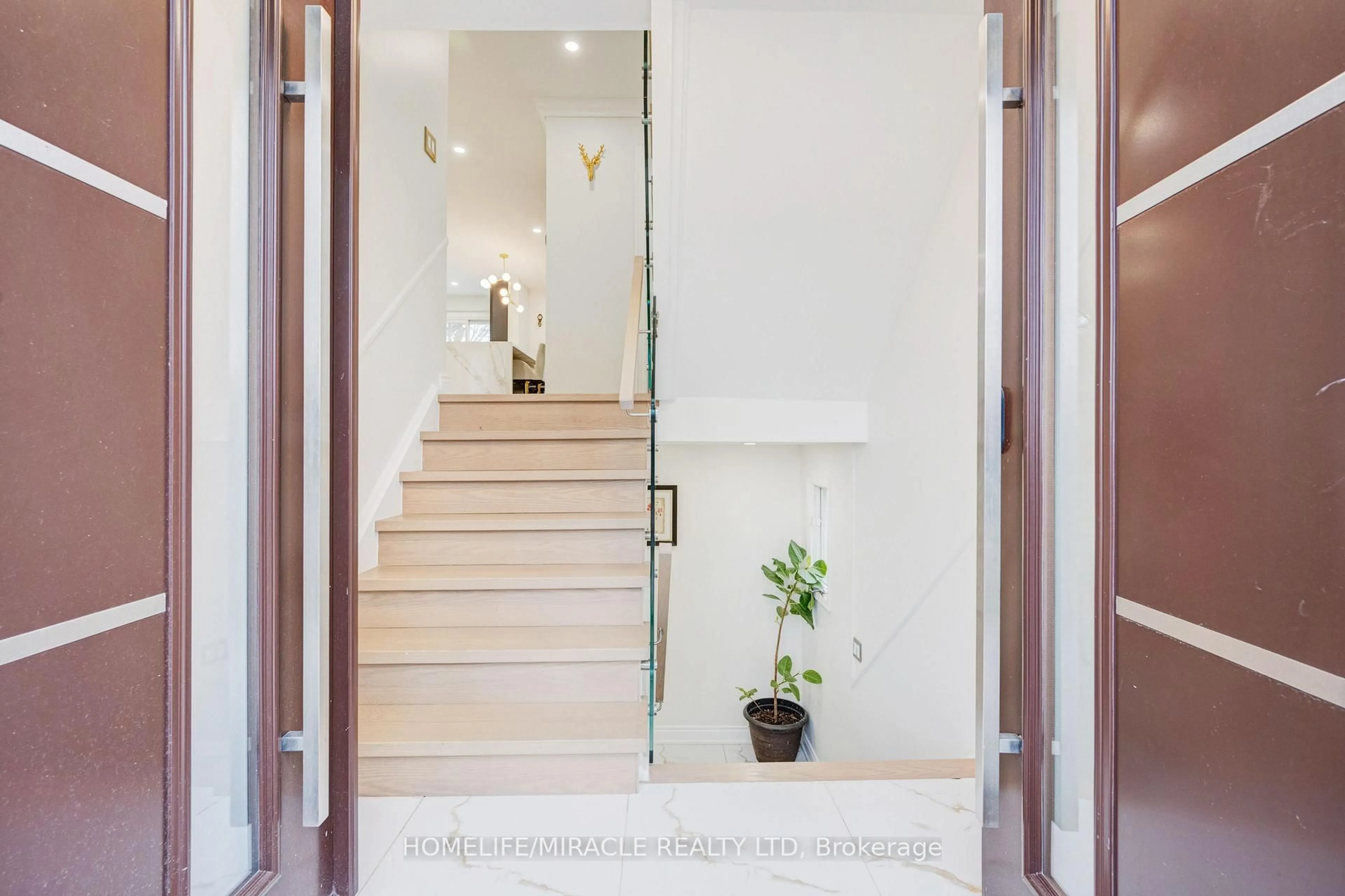 Indoor foyer for 204 Sheraton Crt, Oakville Ontario L6L 5N3