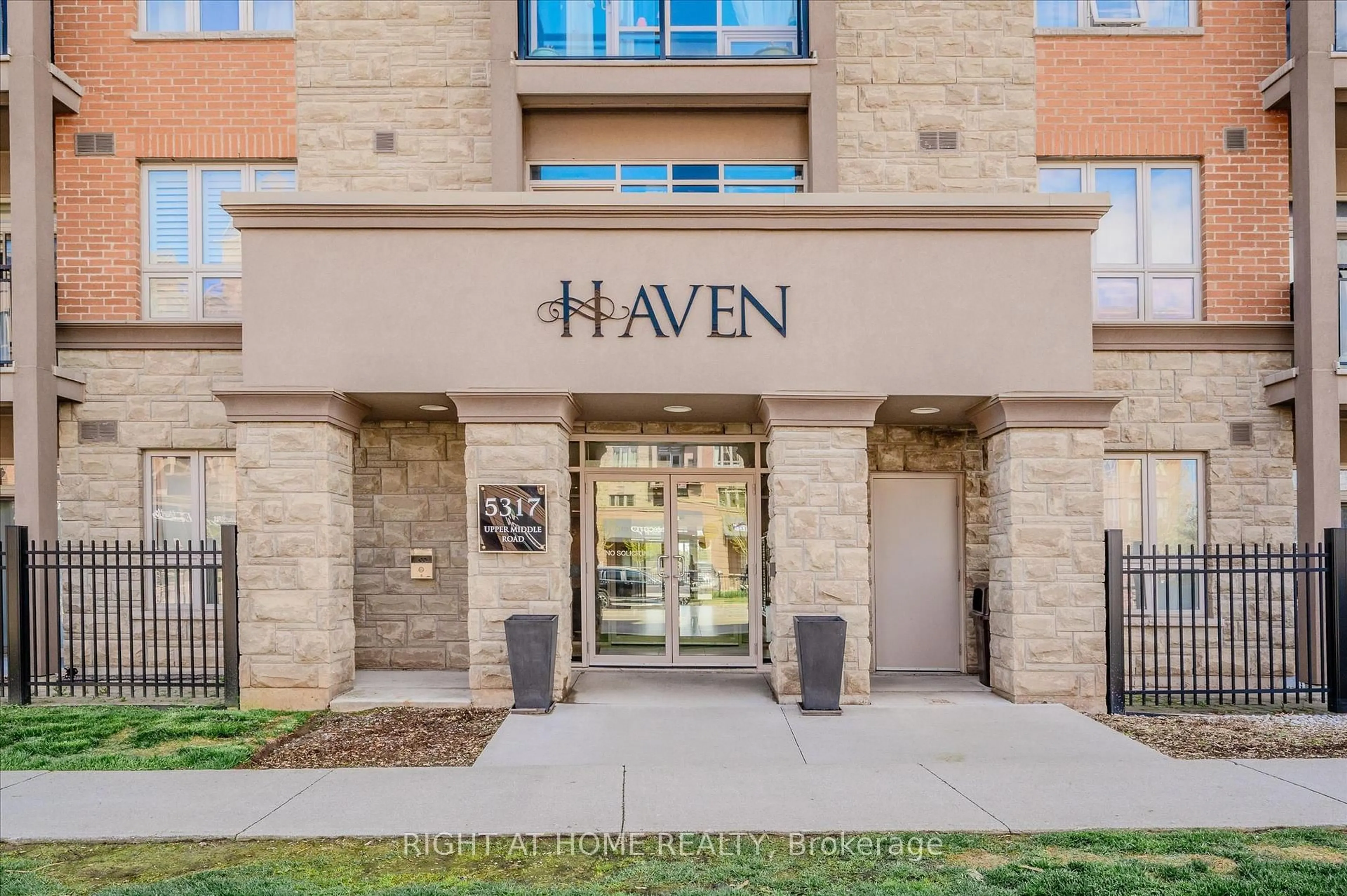 Indoor foyer for 5317 Upper Middle Rd #312, Burlington Ontario L7L 0G8