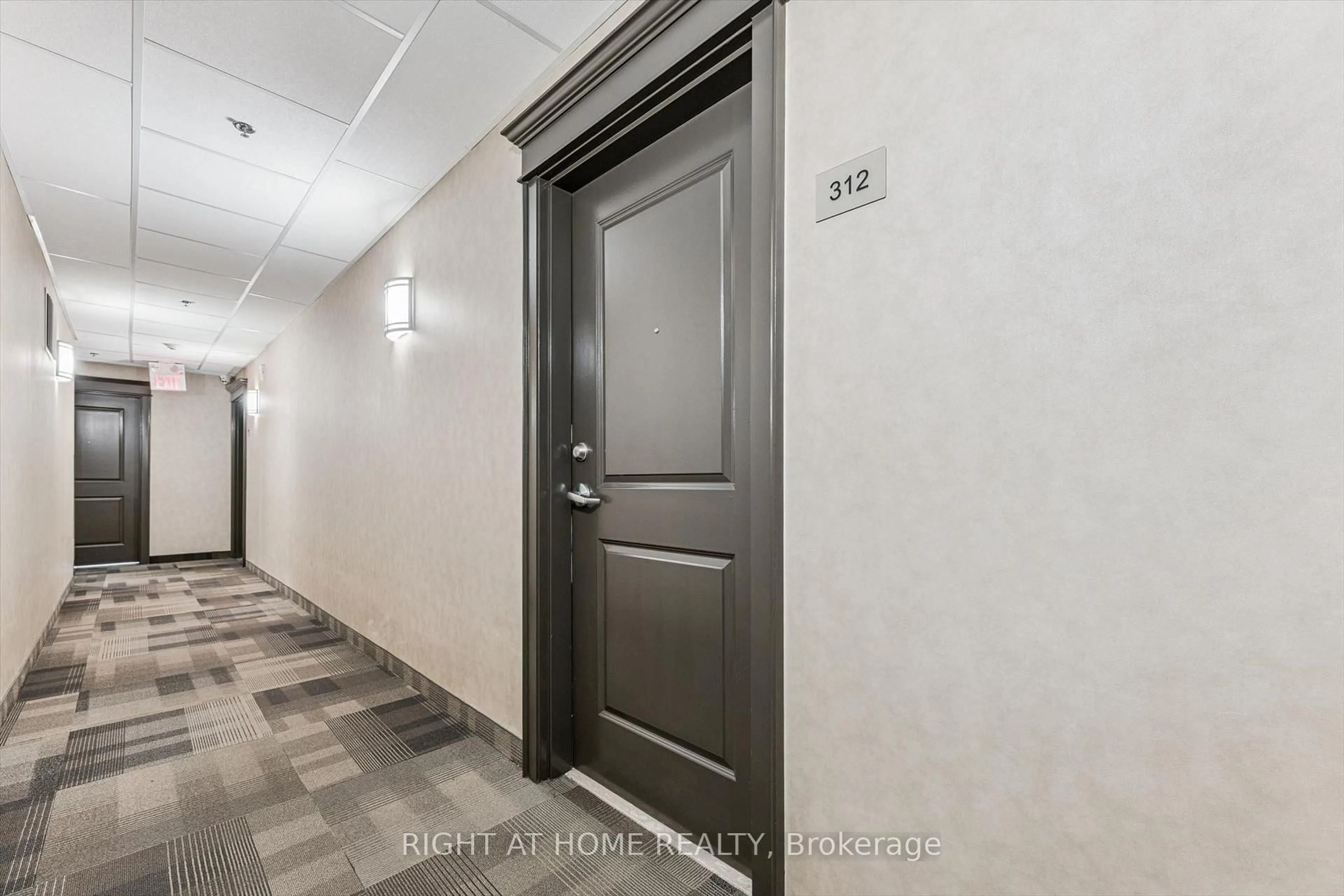 Indoor foyer for 5317 Upper Middle Rd #312, Burlington Ontario L7L 0G8