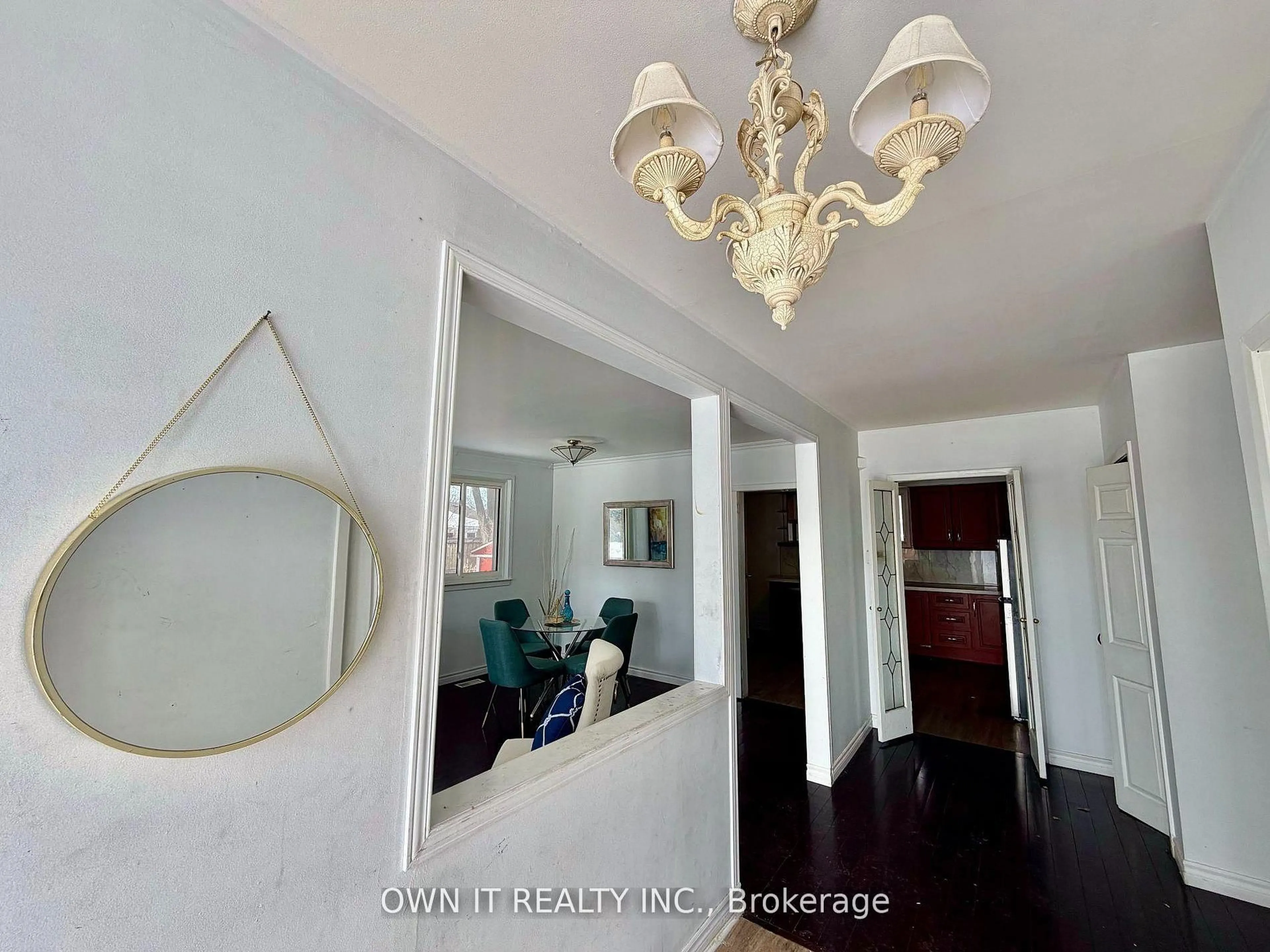 Indoor entryway for 68 Campbell Dr, Brampton Ontario L6X 2H7