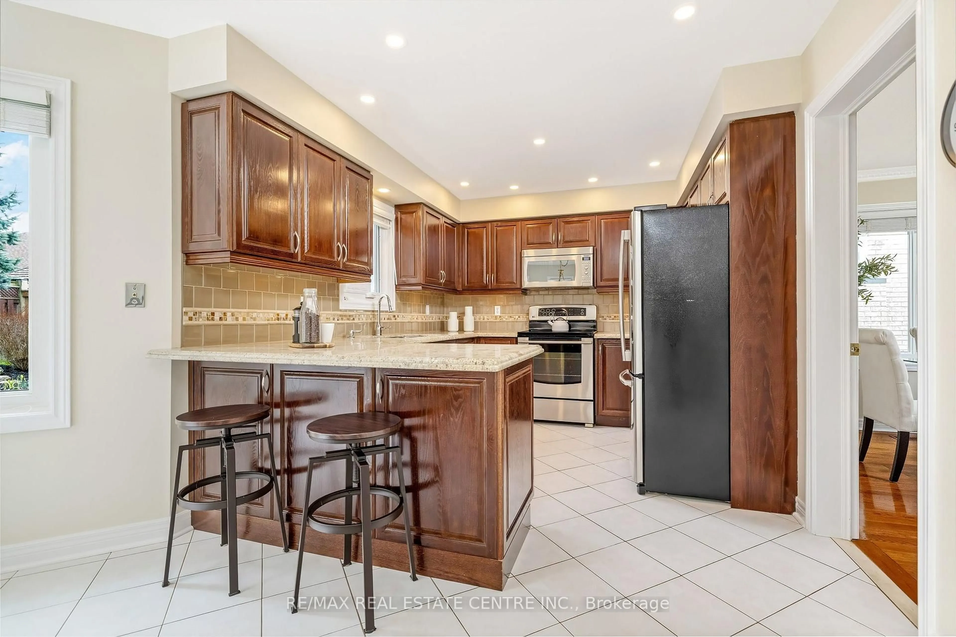 Open concept kitchen, ceramic/tile floor for 48 Samuel Cres, Halton Hills Ontario L7G 5H3