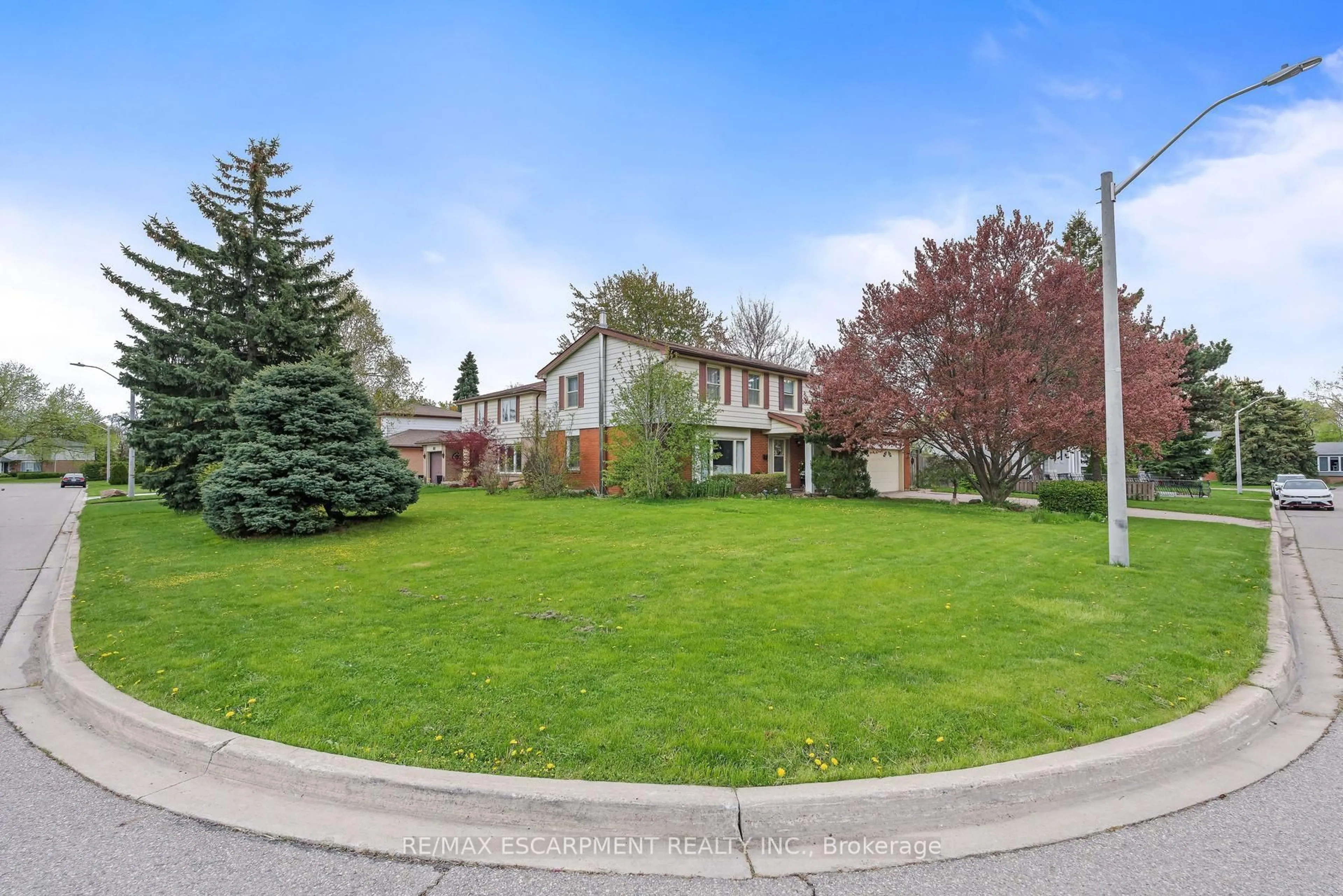 A pic from outside/outdoor area/front of a property/back of a property/a pic from drone, street for 56 Cavendish Cres, Brampton Ontario L6T 1Z4