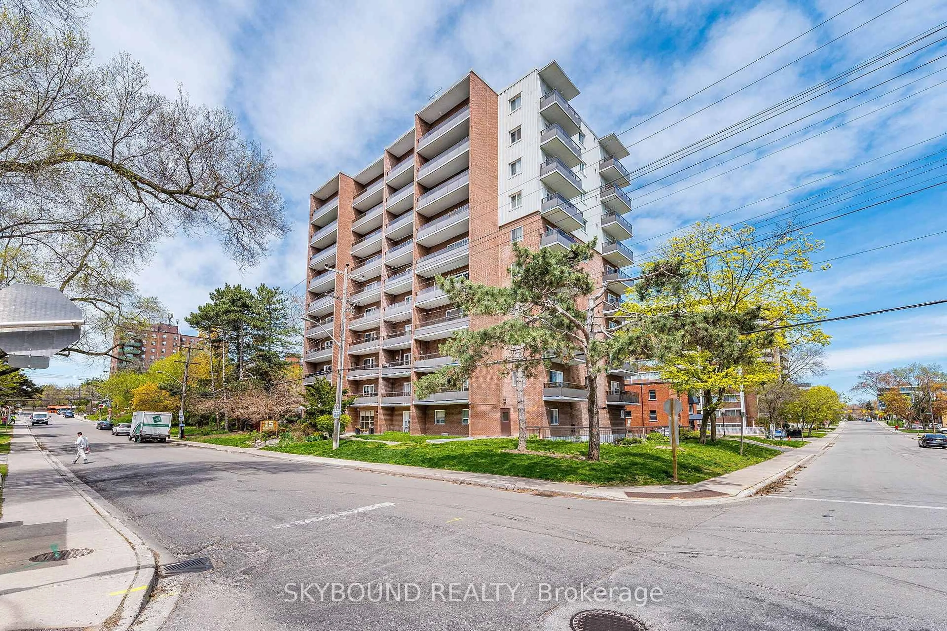 A pic from outside/outdoor area/front of a property/back of a property/a pic from drone, street for 15 Elizabeth St #305, Mississauga Ontario L5G 2Z3