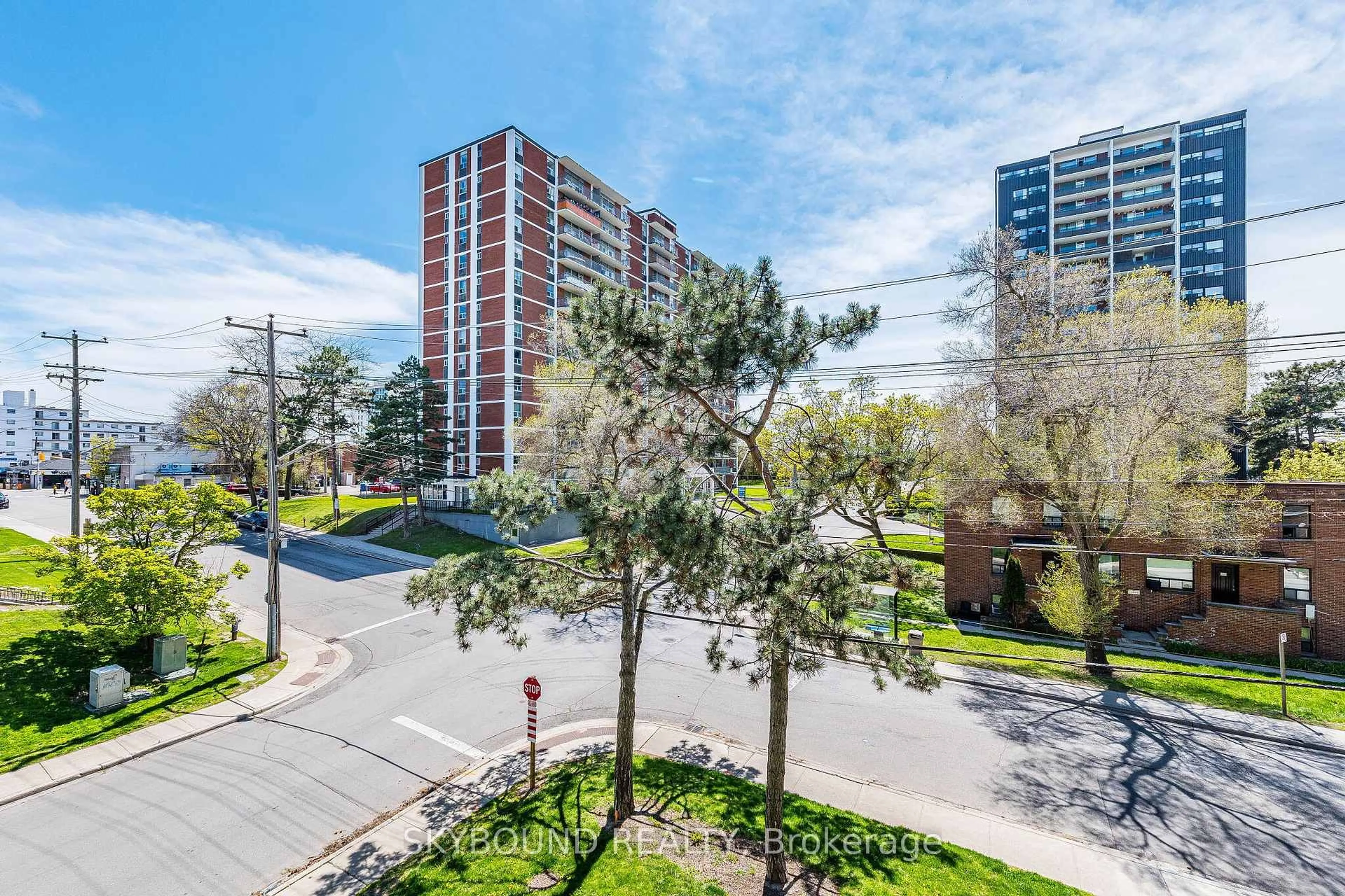 A pic from outside/outdoor area/front of a property/back of a property/a pic from drone, city buildings view from balcony for 15 Elizabeth St #305, Mississauga Ontario L5G 2Z3