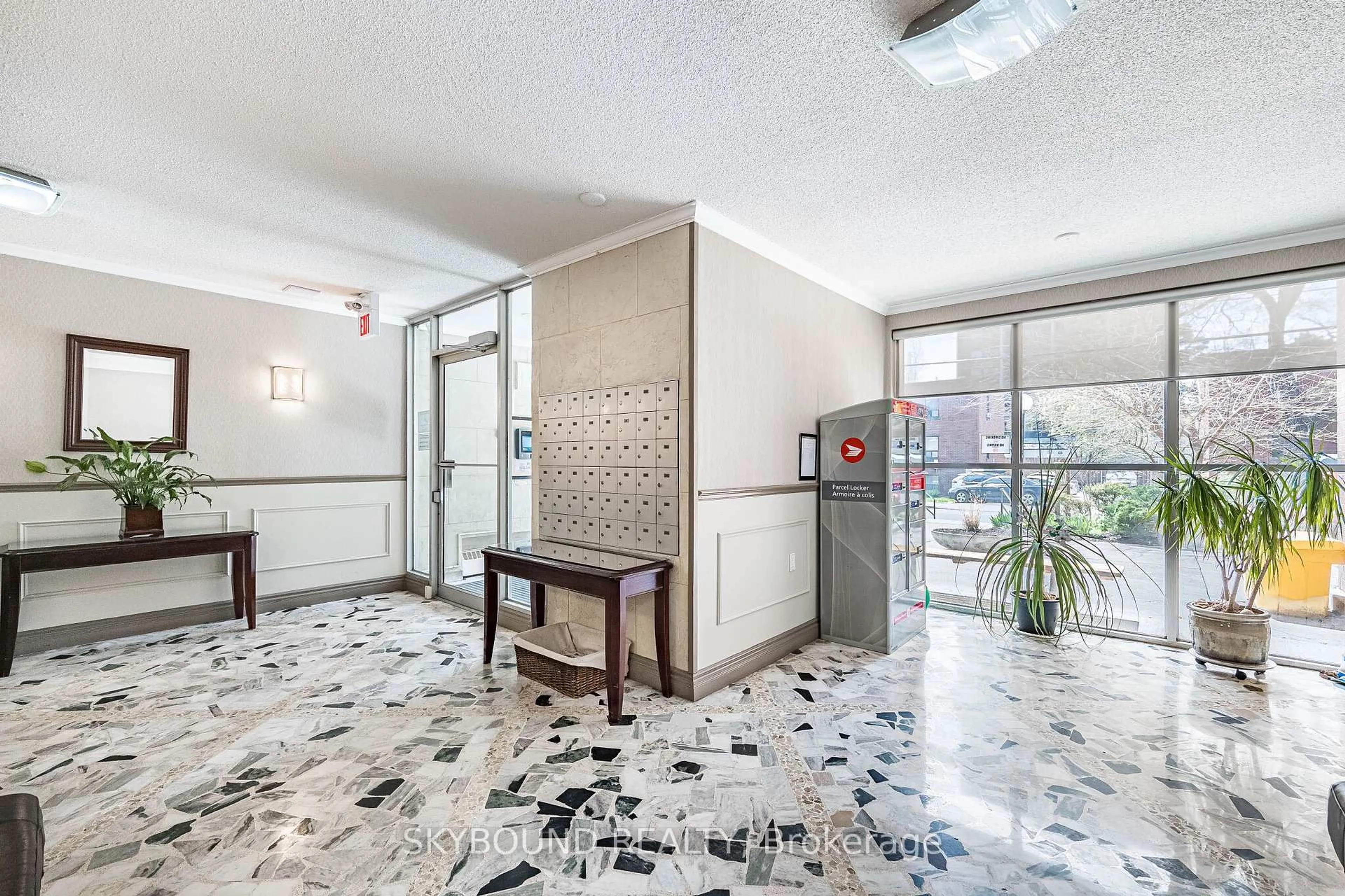 Lobby for 15 Elizabeth St #305, Mississauga Ontario L5G 2Z3