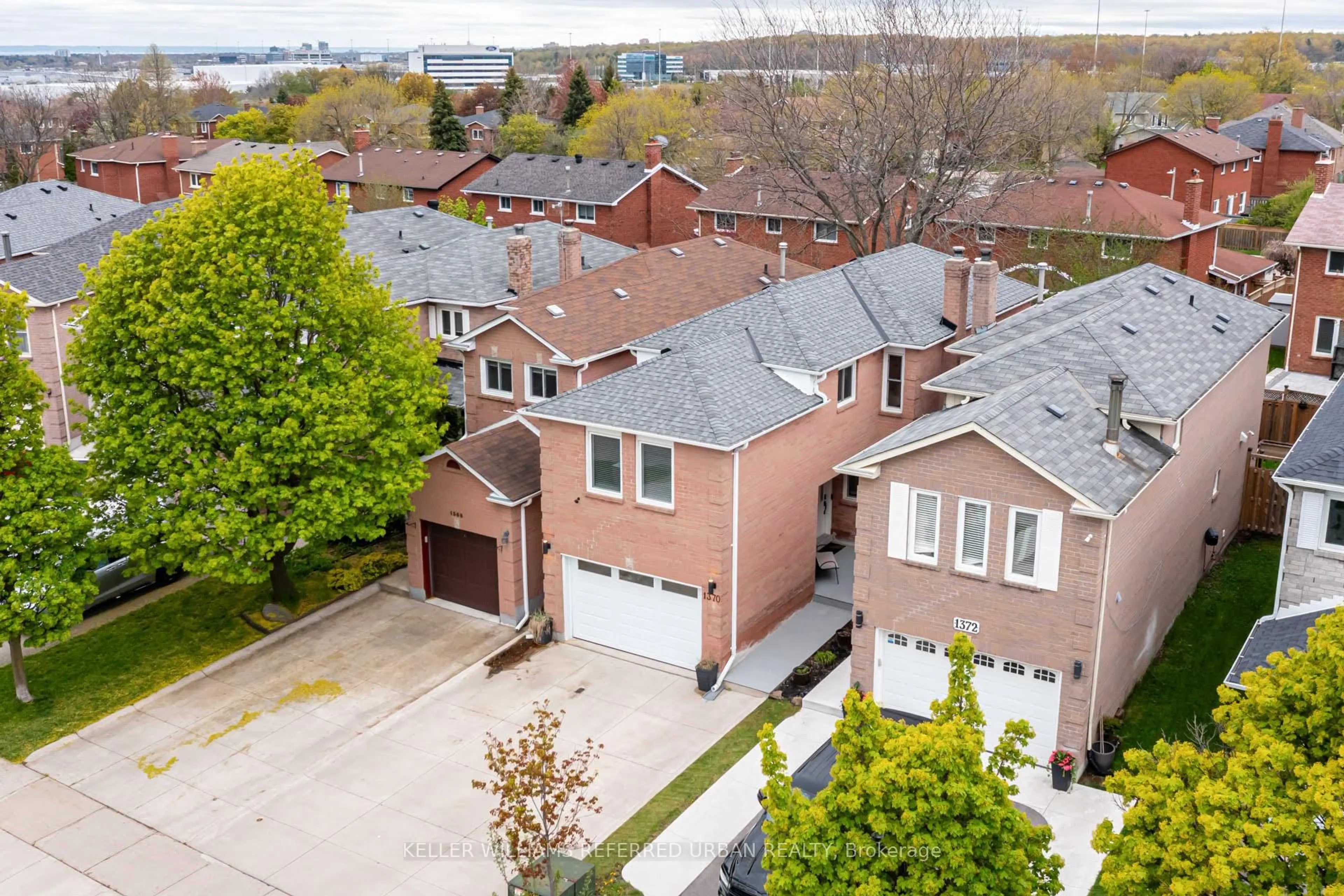 A pic from outside/outdoor area/front of a property/back of a property/a pic from drone, street for 1370 Hazel McCleary Dr, Oakville Ontario L6J 7B1