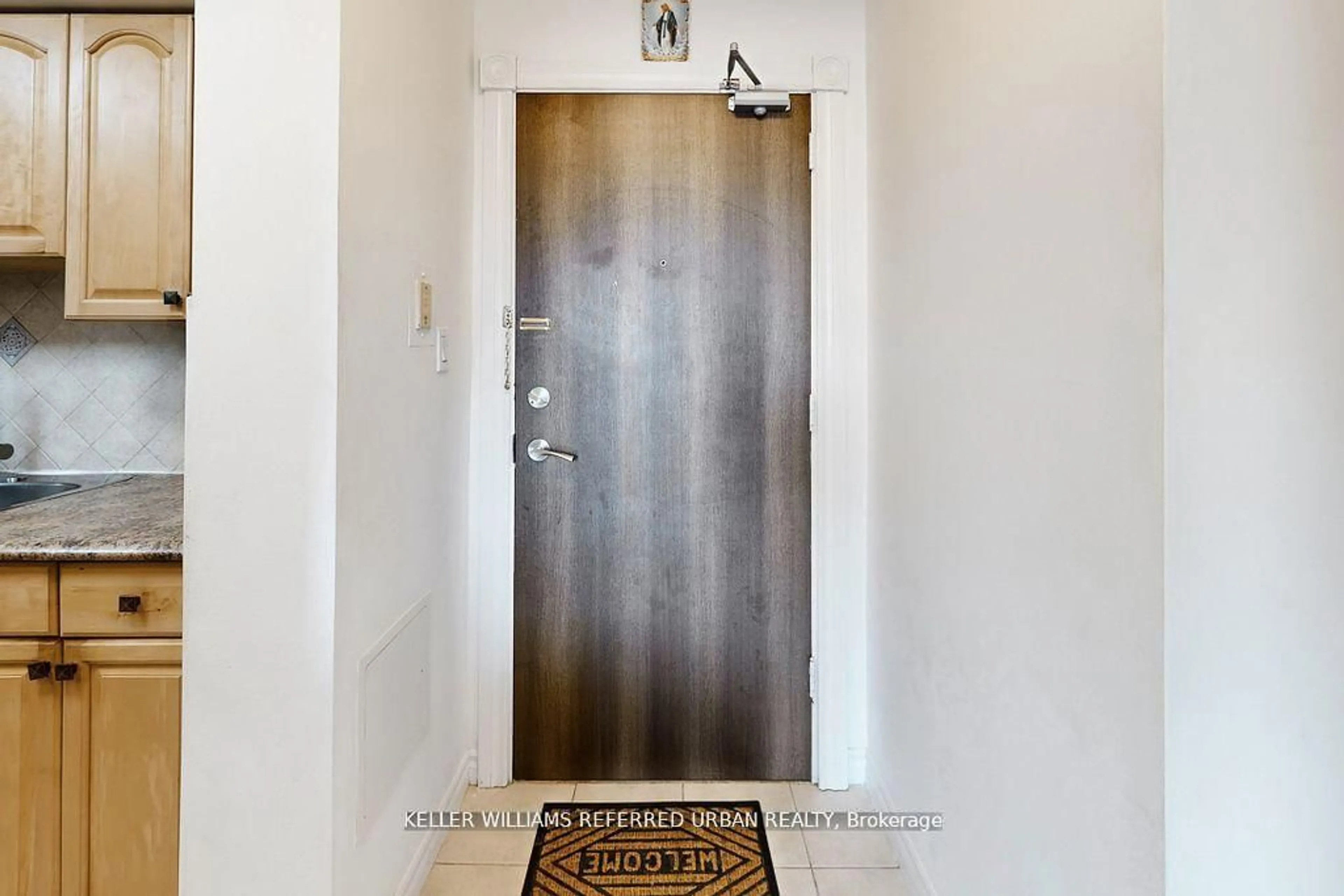 Indoor foyer for 2556 Argyle Rd #202, Mississauga Ontario L5B 2H5