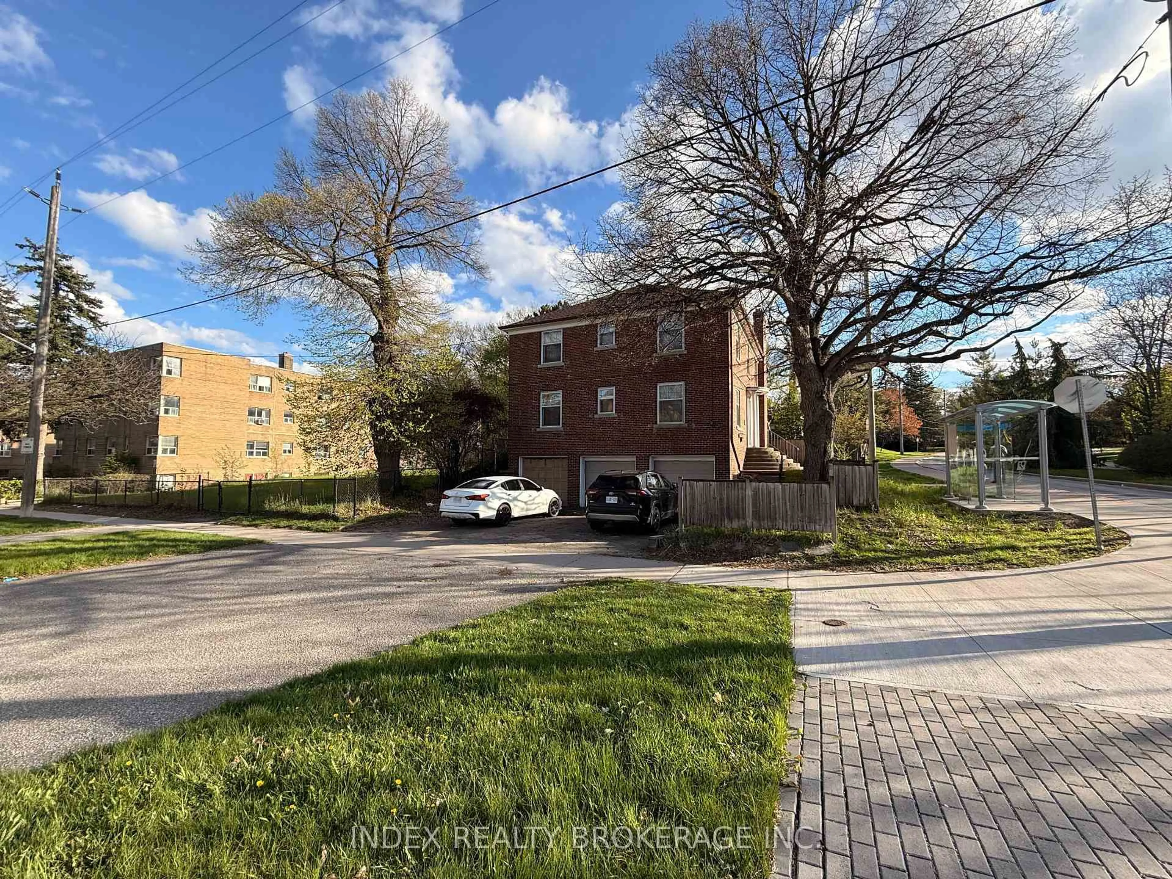 A pic from outside/outdoor area/front of a property/back of a property/a pic from drone, street for 21 Anglesey Blvd, Toronto Ontario M9A 3B4